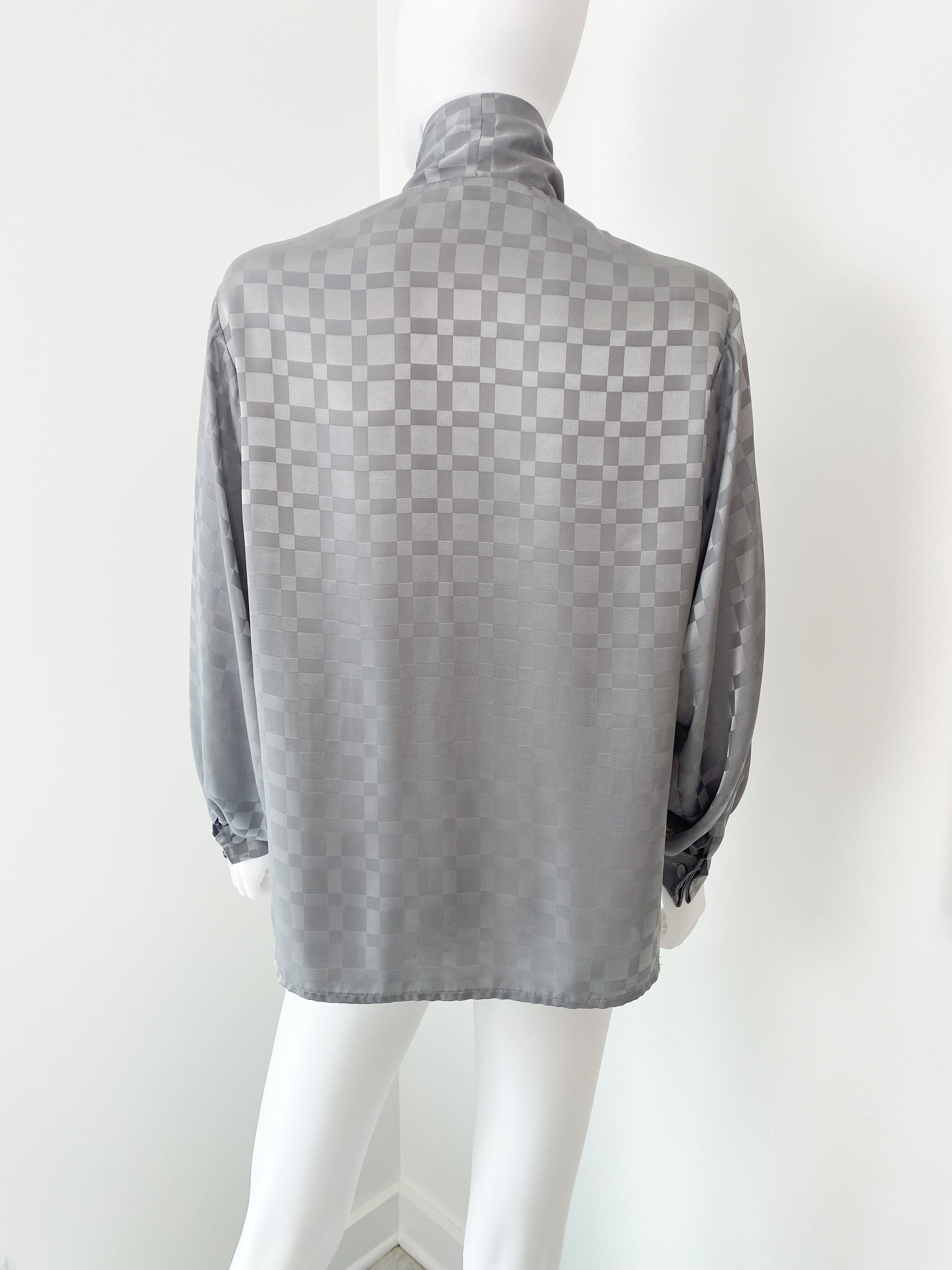Vintage anni '80: camicetta con fiocco in poliestere grigio con stampa geometrica taglia 10/12 in vendita 4