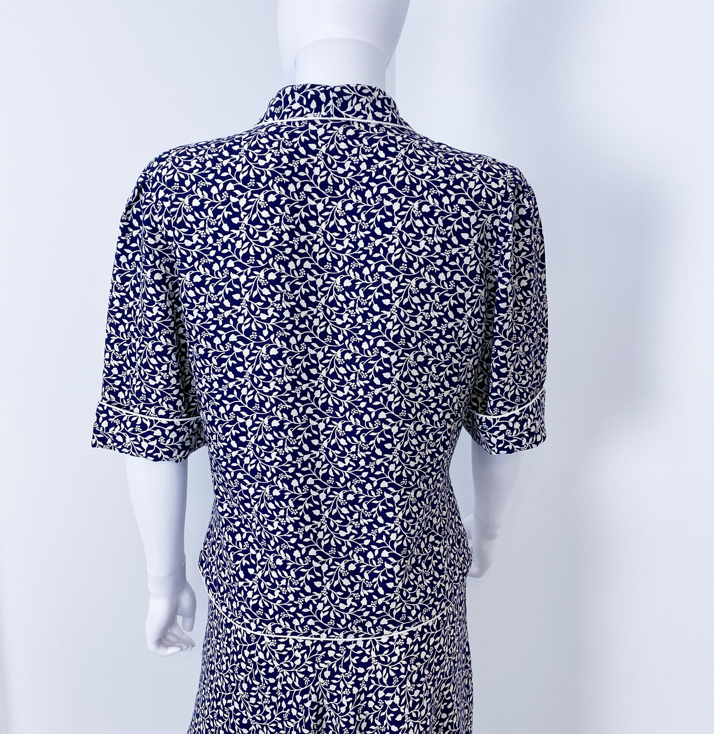 Tailleur jupe bleu et blanc en viscose soie des années 1980 avec manches courtes Taille 8 en vente 5