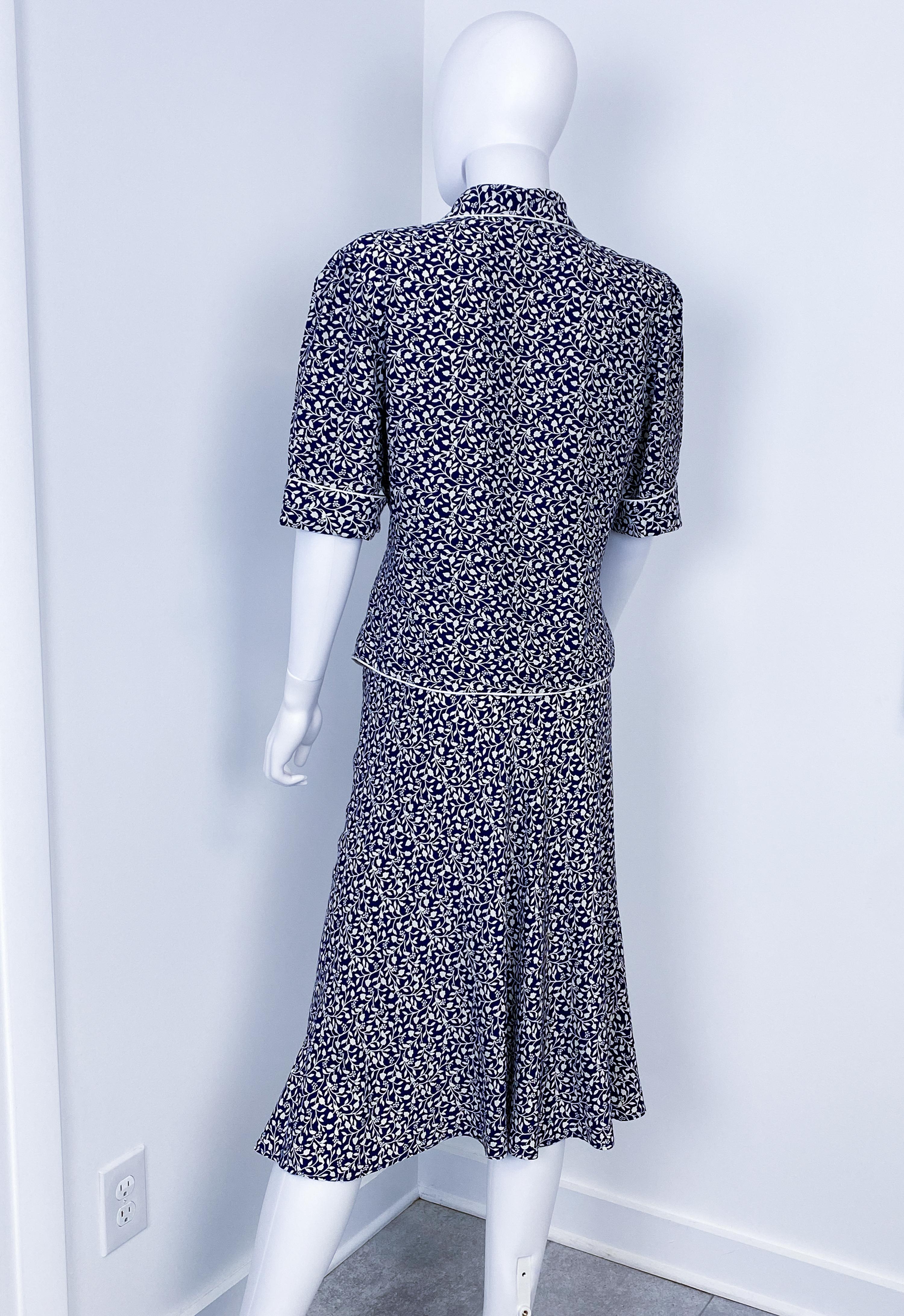 Tailleur jupe bleu et blanc en viscose soie des années 1980 avec manches courtes Taille 8 en vente 6