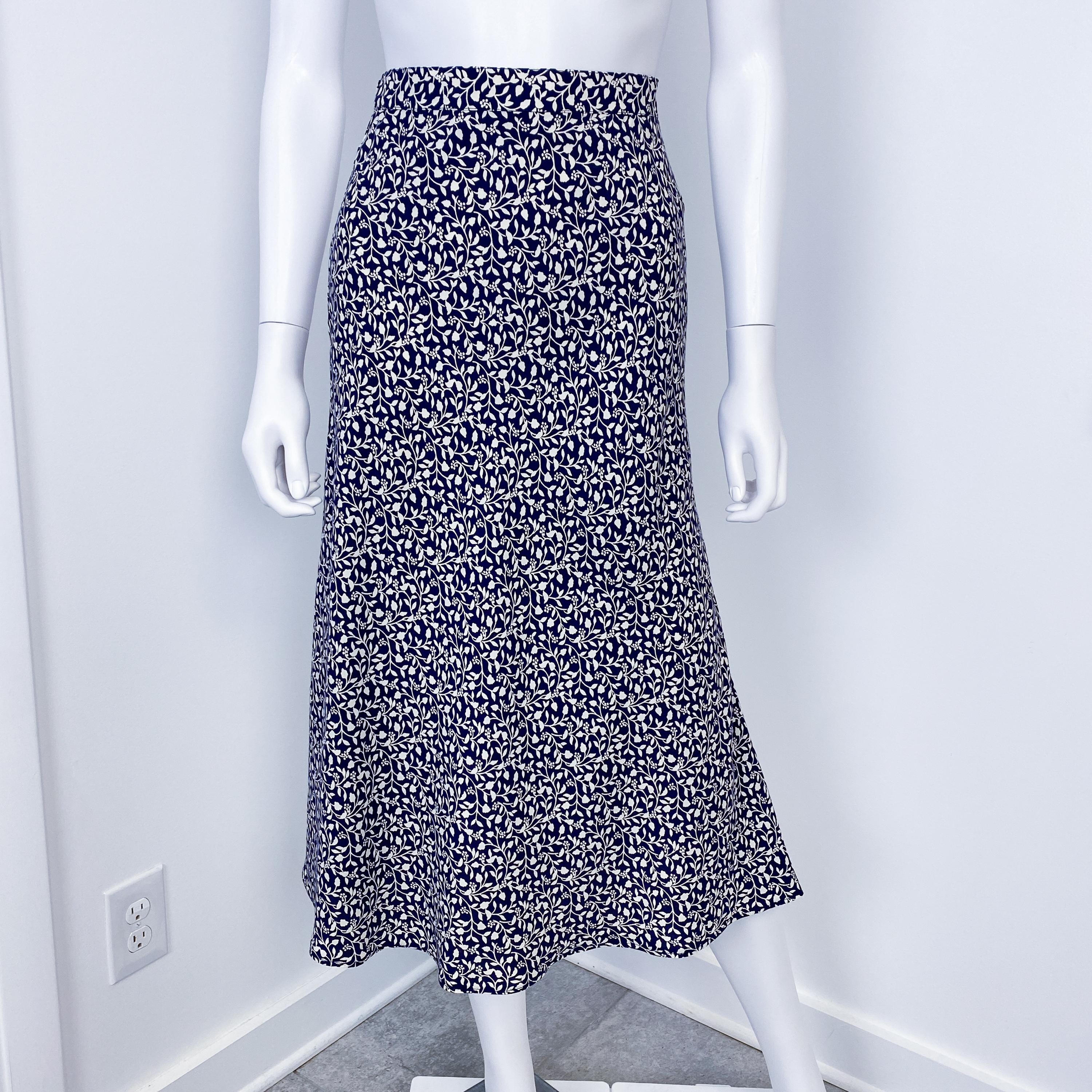 Tailleur jupe bleu et blanc en viscose soie des années 1980 avec manches courtes Taille 8 en vente 12