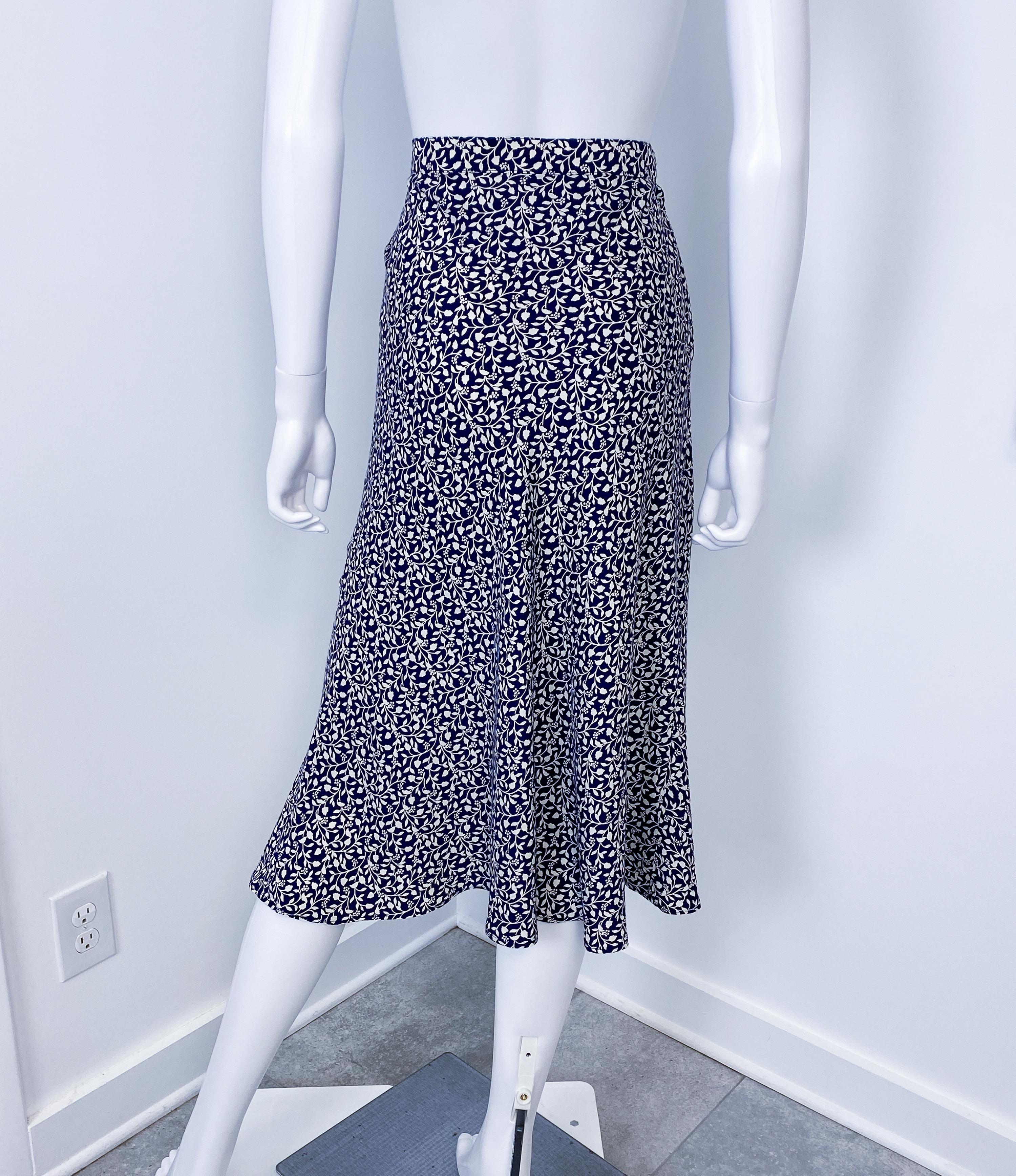 Tailleur jupe bleu et blanc en viscose soie des années 1980 avec manches courtes Taille 8 en vente 14