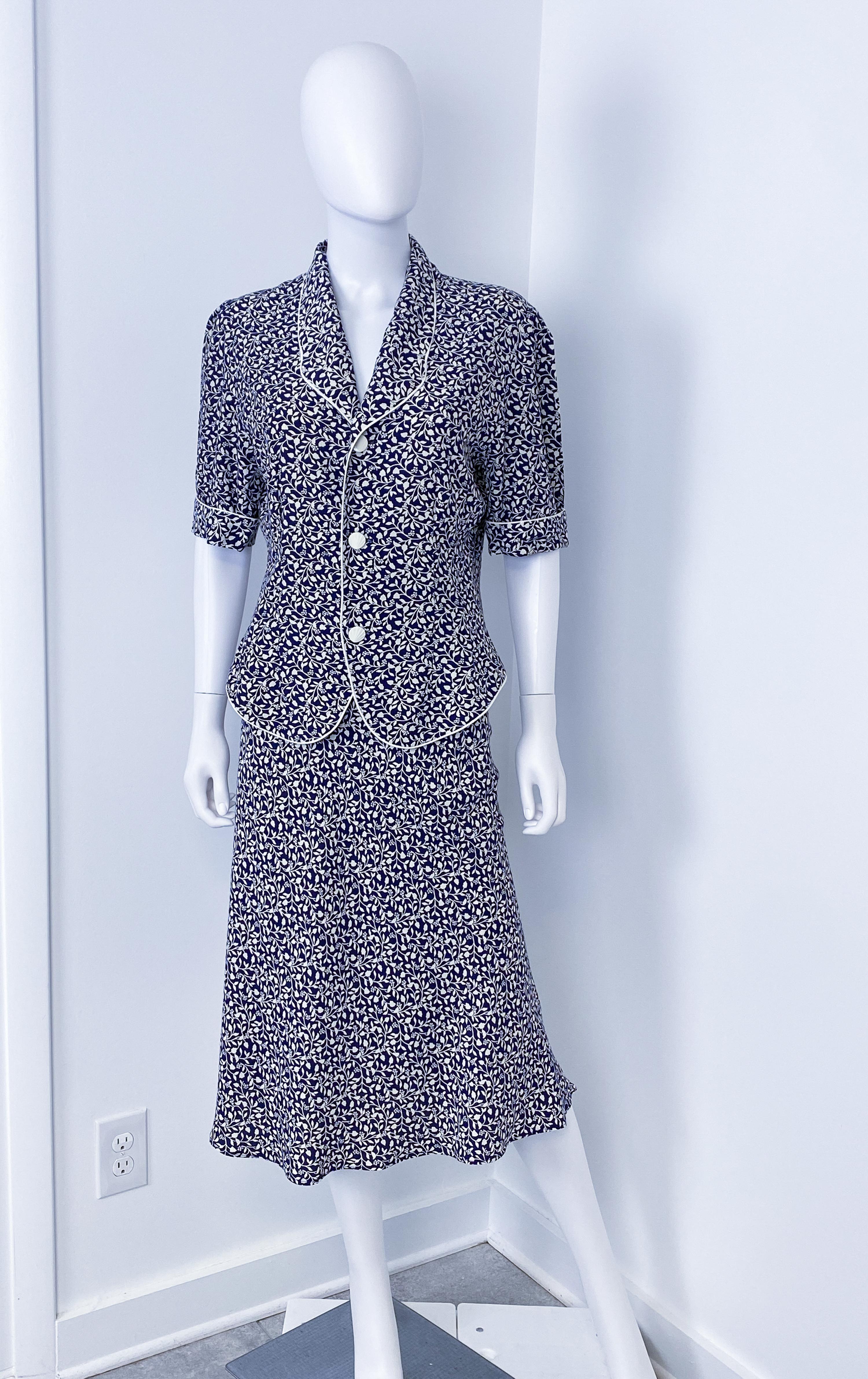 Violet Tailleur jupe bleu et blanc en viscose soie des années 1980 avec manches courtes Taille 8 en vente