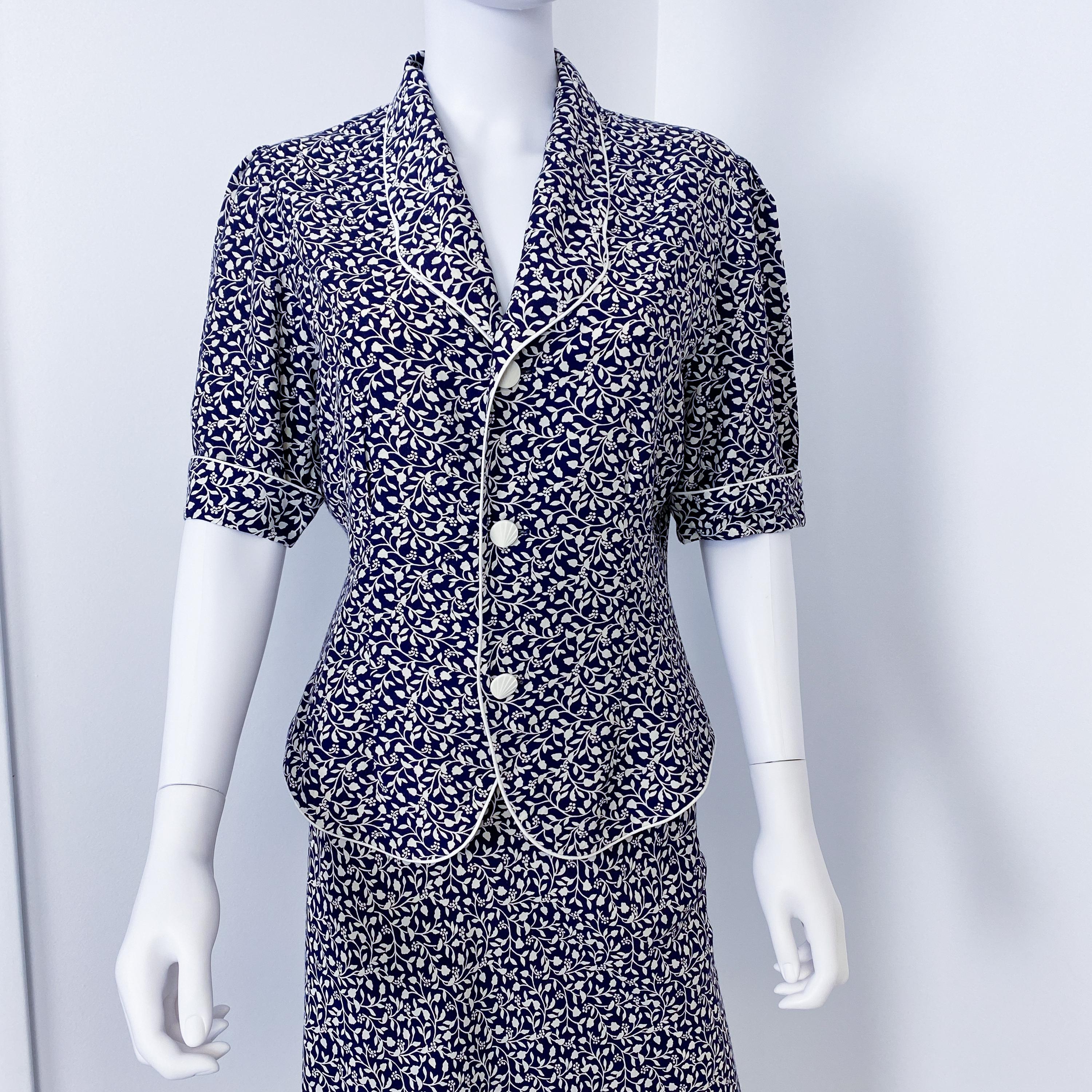 Tailleur jupe bleu et blanc en viscose soie des années 1980 avec manches courtes Taille 8 Excellent état - En vente à Atlanta, GA