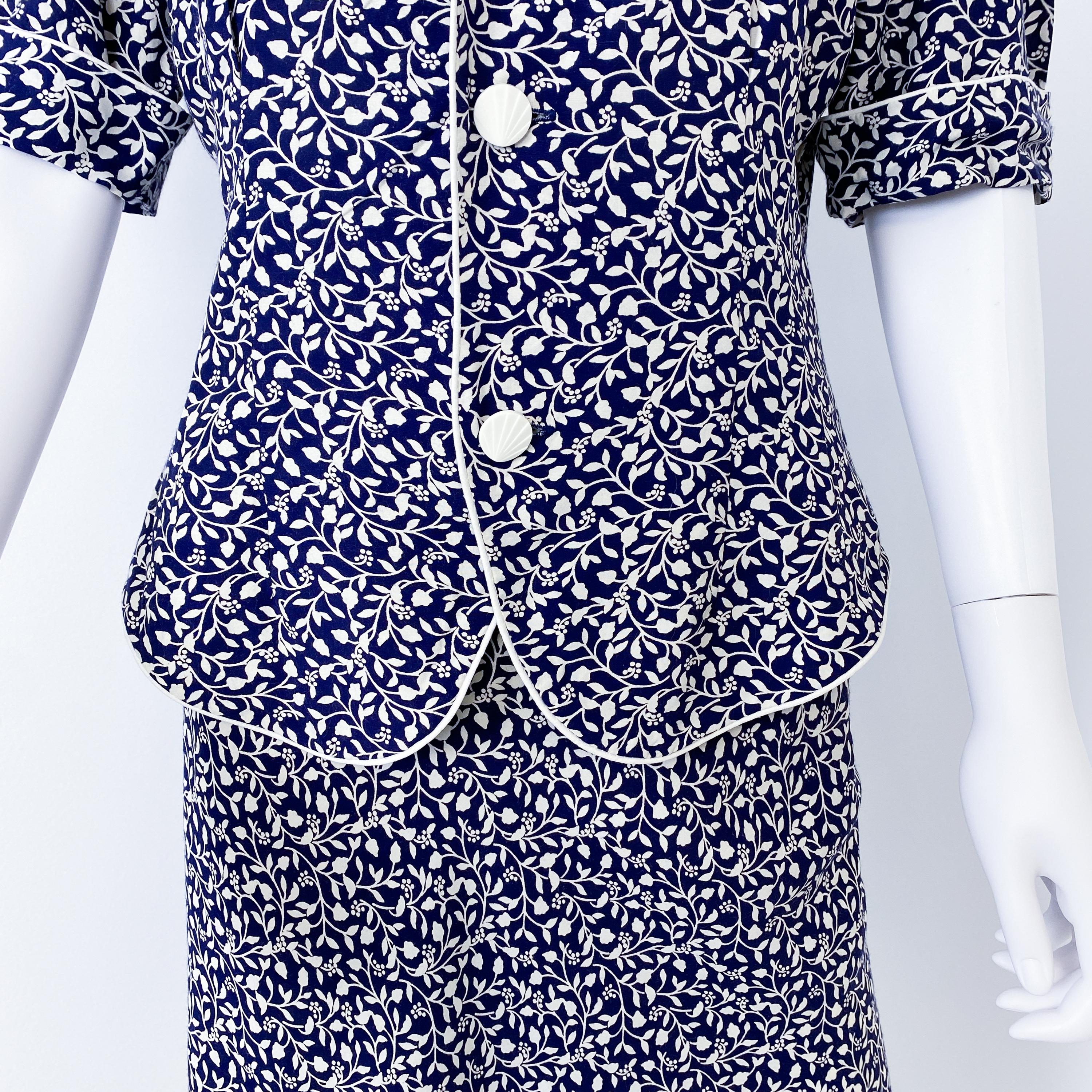 Tailleur jupe bleu et blanc en viscose soie des années 1980 avec manches courtes Taille 8 Pour femmes en vente