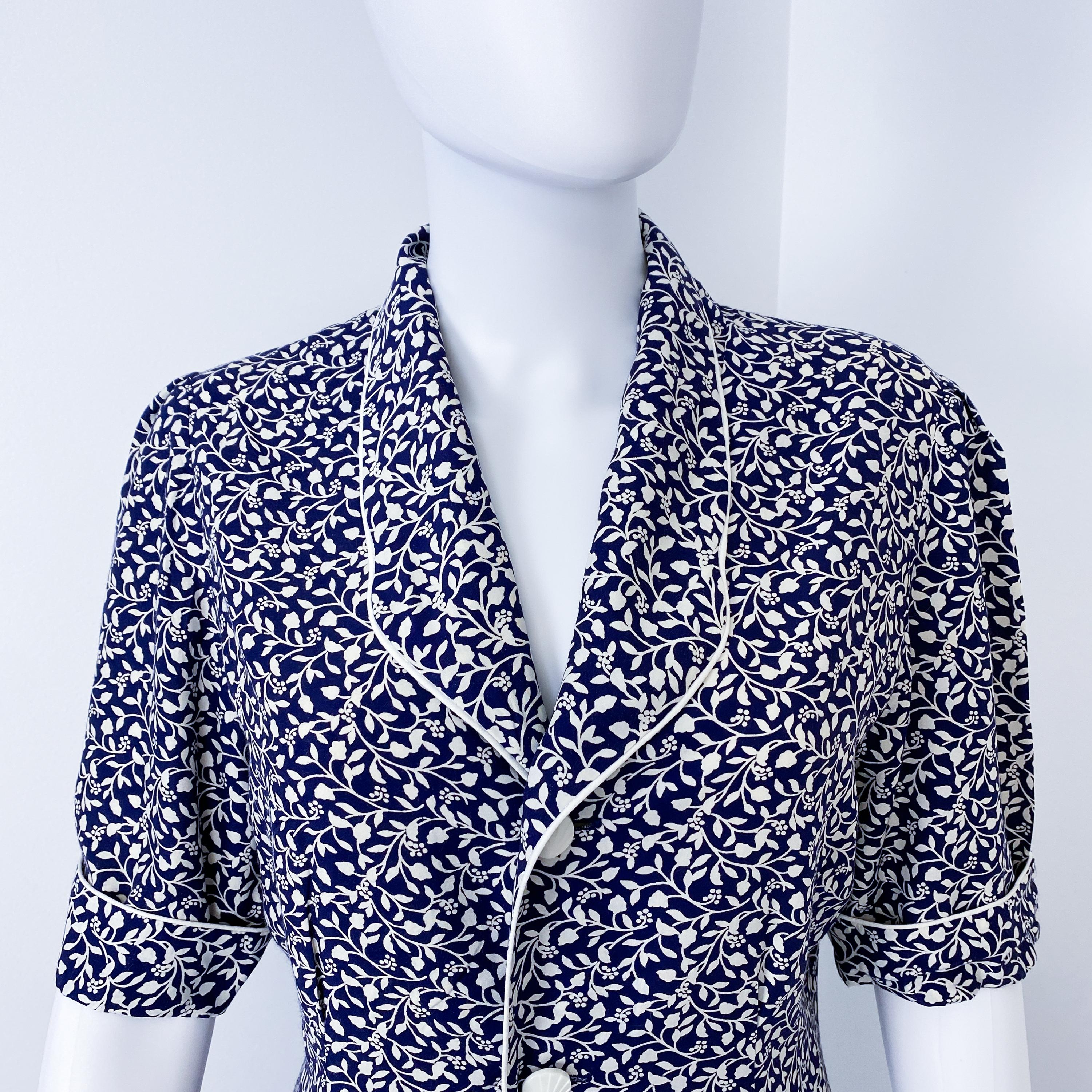 Tailleur jupe bleu et blanc en viscose soie des années 1980 avec manches courtes Taille 8 en vente 2