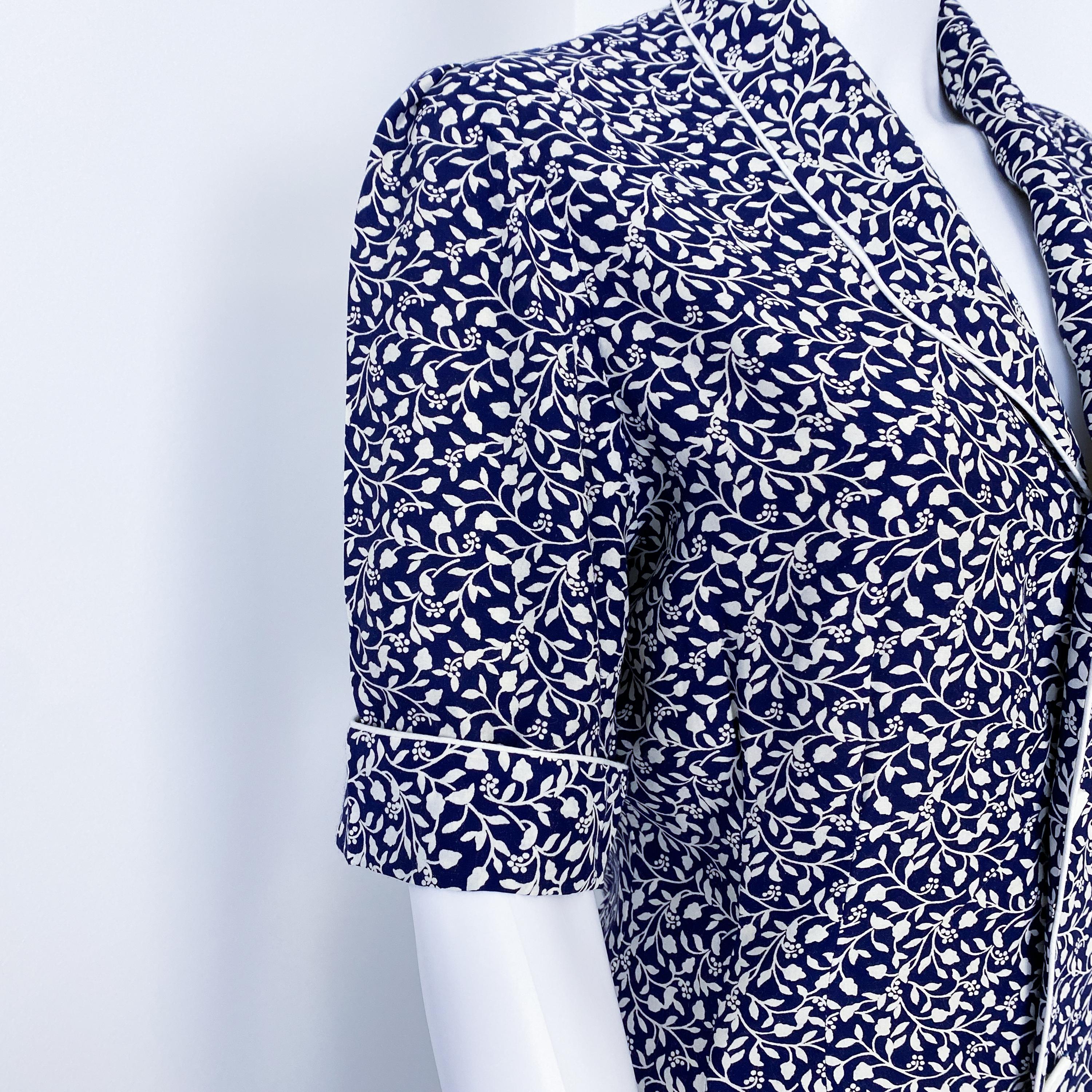 Tailleur jupe bleu et blanc en viscose soie des années 1980 avec manches courtes Taille 8 en vente 3
