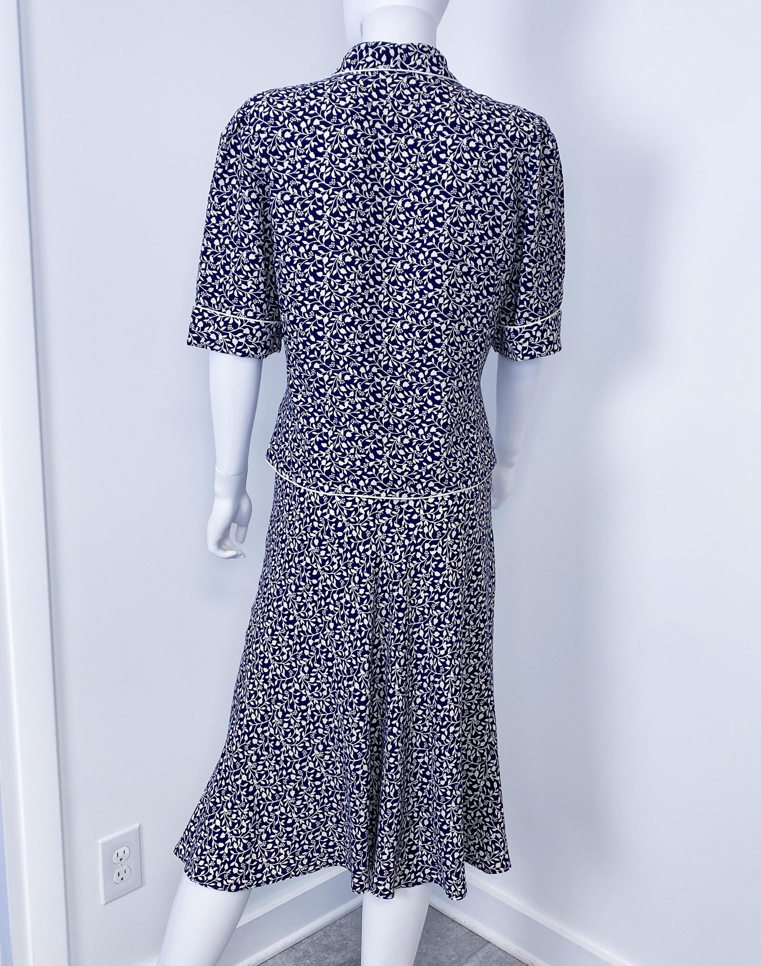 Tailleur jupe bleu et blanc en viscose soie des années 1980 avec manches courtes Taille 8 en vente 4
