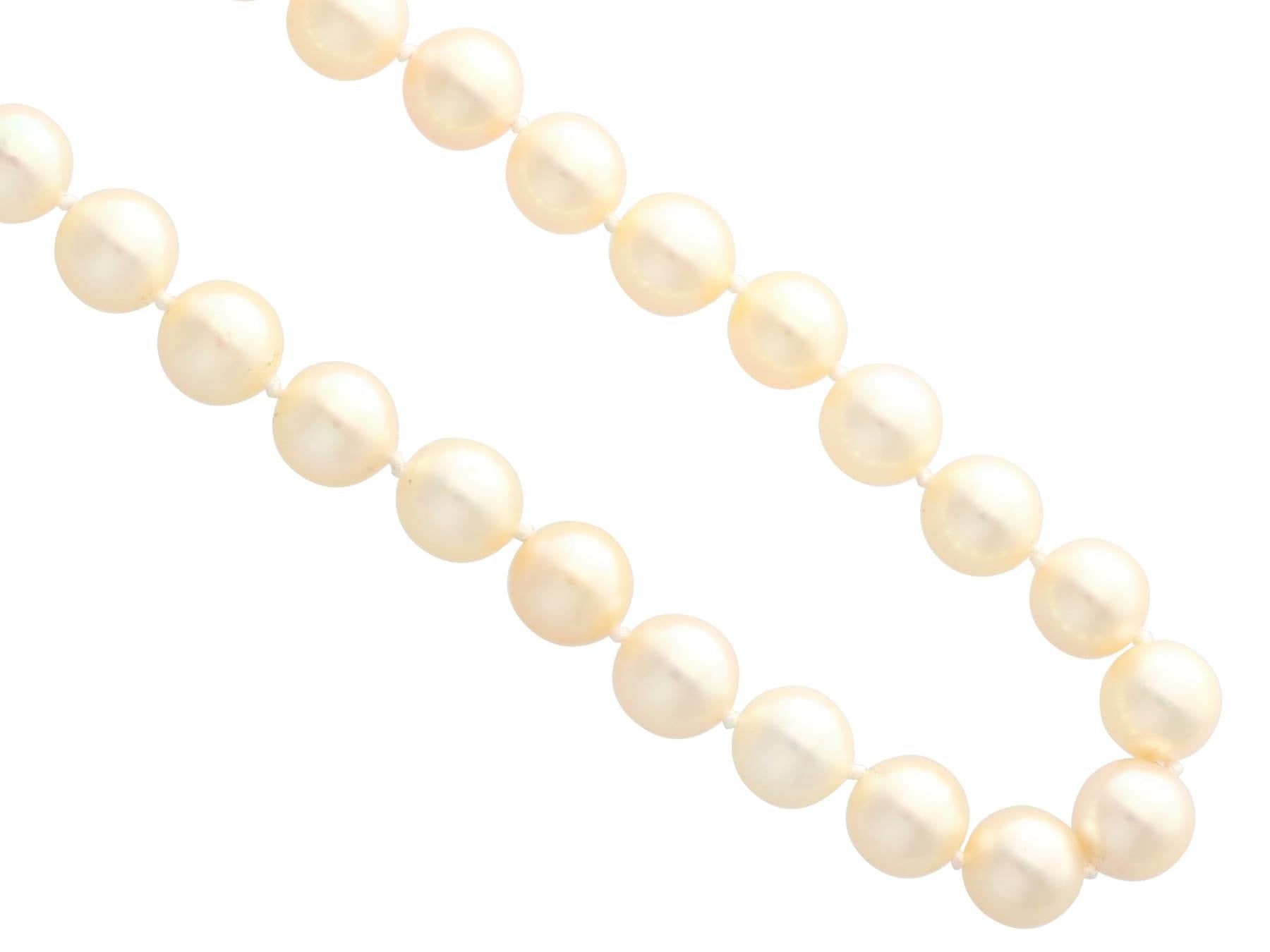 Non taillé Vintage 1980s Single Strand Cultured Pearl Necklace Yellow Gold Clasp en vente