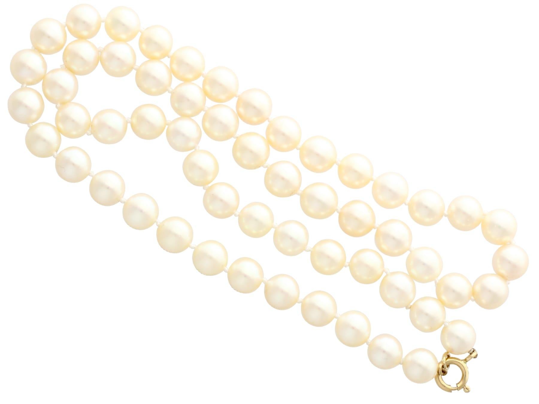 Vintage 1980s Single Strand Cultured Pearl Necklace Yellow Gold Clasp Excellent état - En vente à Jesmond, Newcastle Upon Tyne