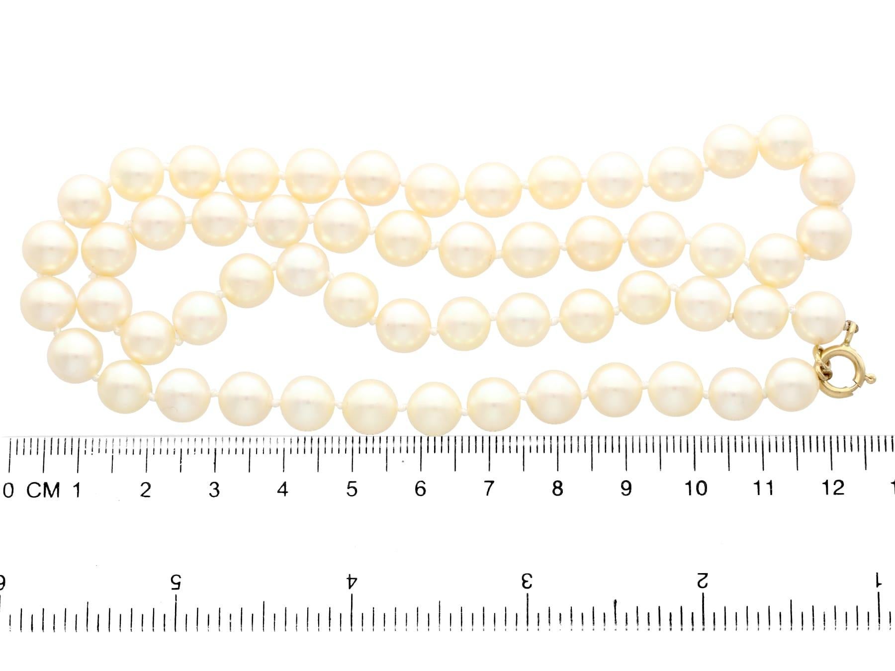 Vintage 1980s Single Strand Cultured Pearl Necklace Yellow Gold Clasp Pour femmes en vente