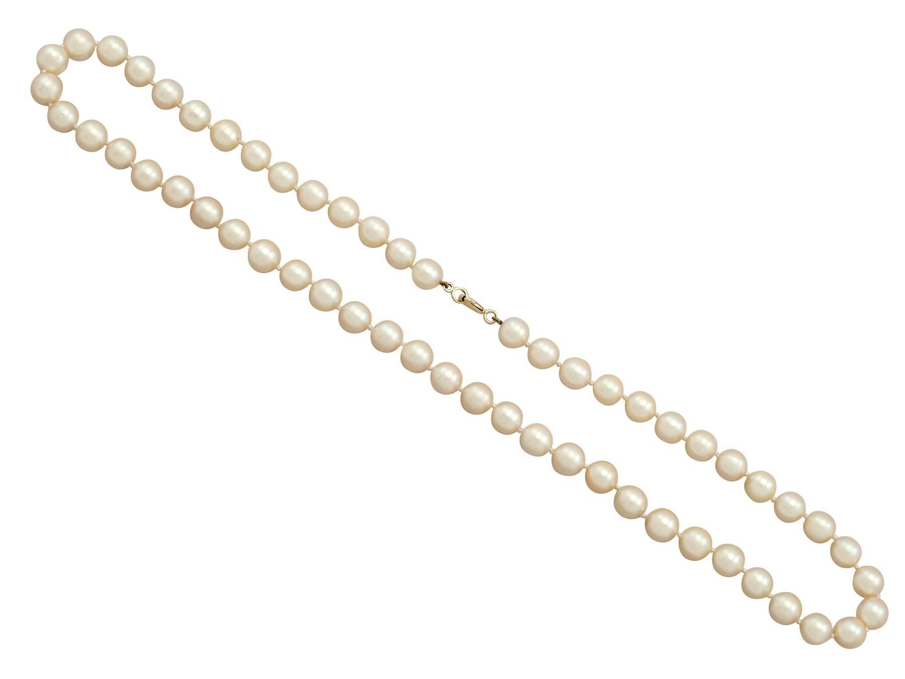 Women's Vintage 1980s Single Strand Cultured Pearl Necklace Yellow Gold Clasp For Sale