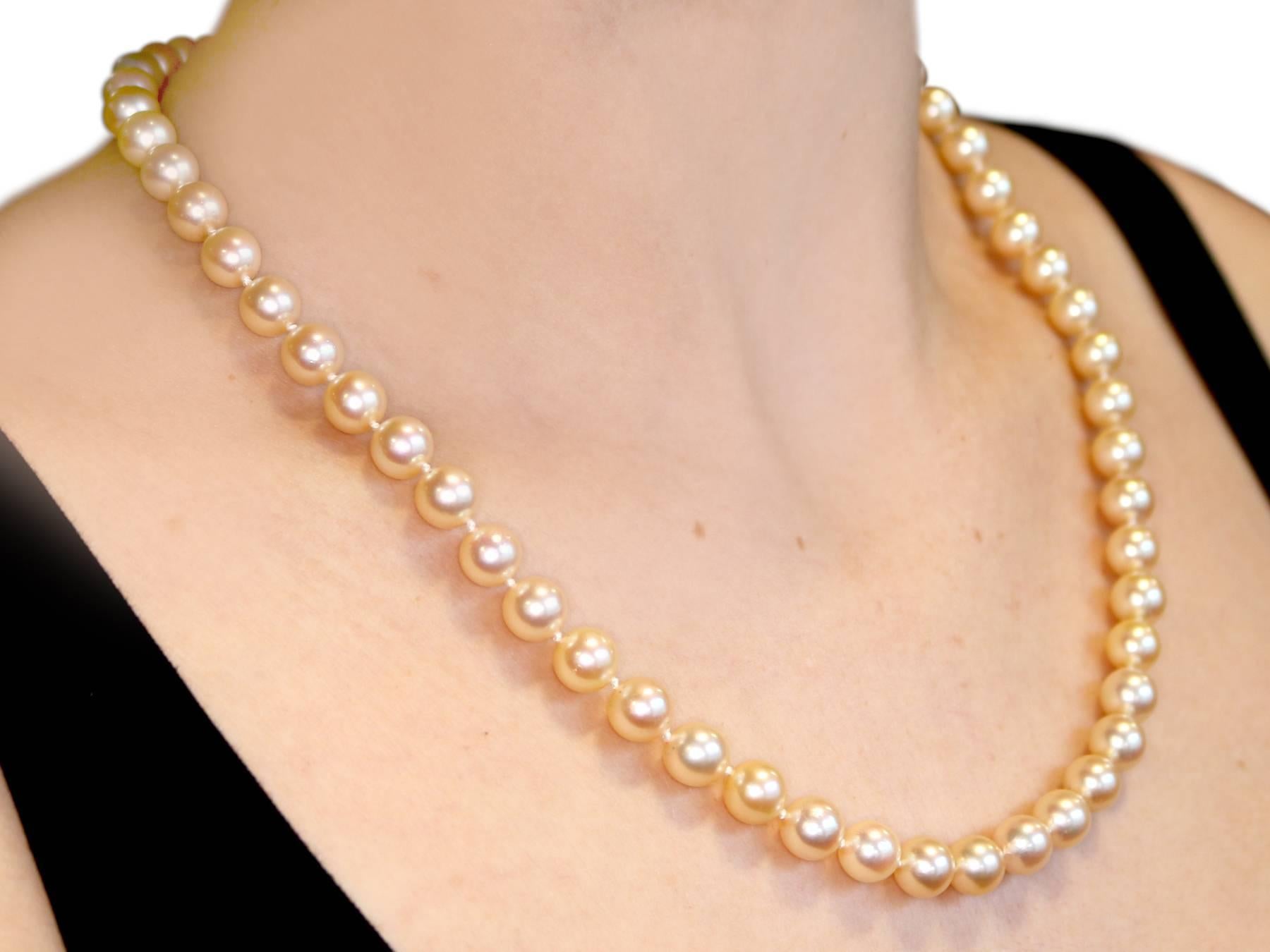 Vintage 1980s Single Strand Cultured Pearl Necklace Yellow Gold Clasp For Sale 3
