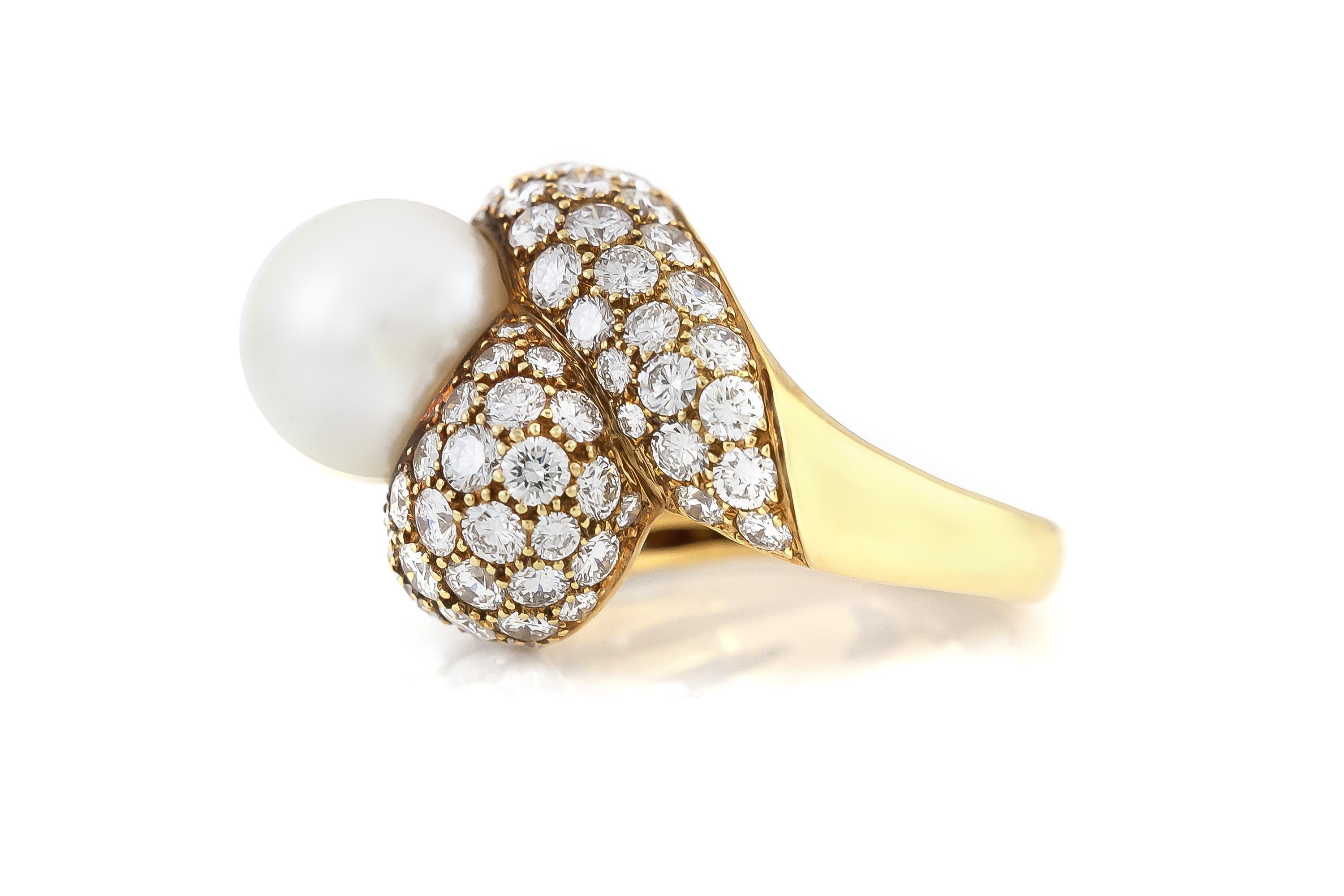 Finemente realizzato in oro giallo 18 carati con una perla dei mari del sud e diamanti rotondi Brillianti incastonati per un totale di circa 10,00 carati.
Circa anni '80
Taglia 8, ridimensionabile