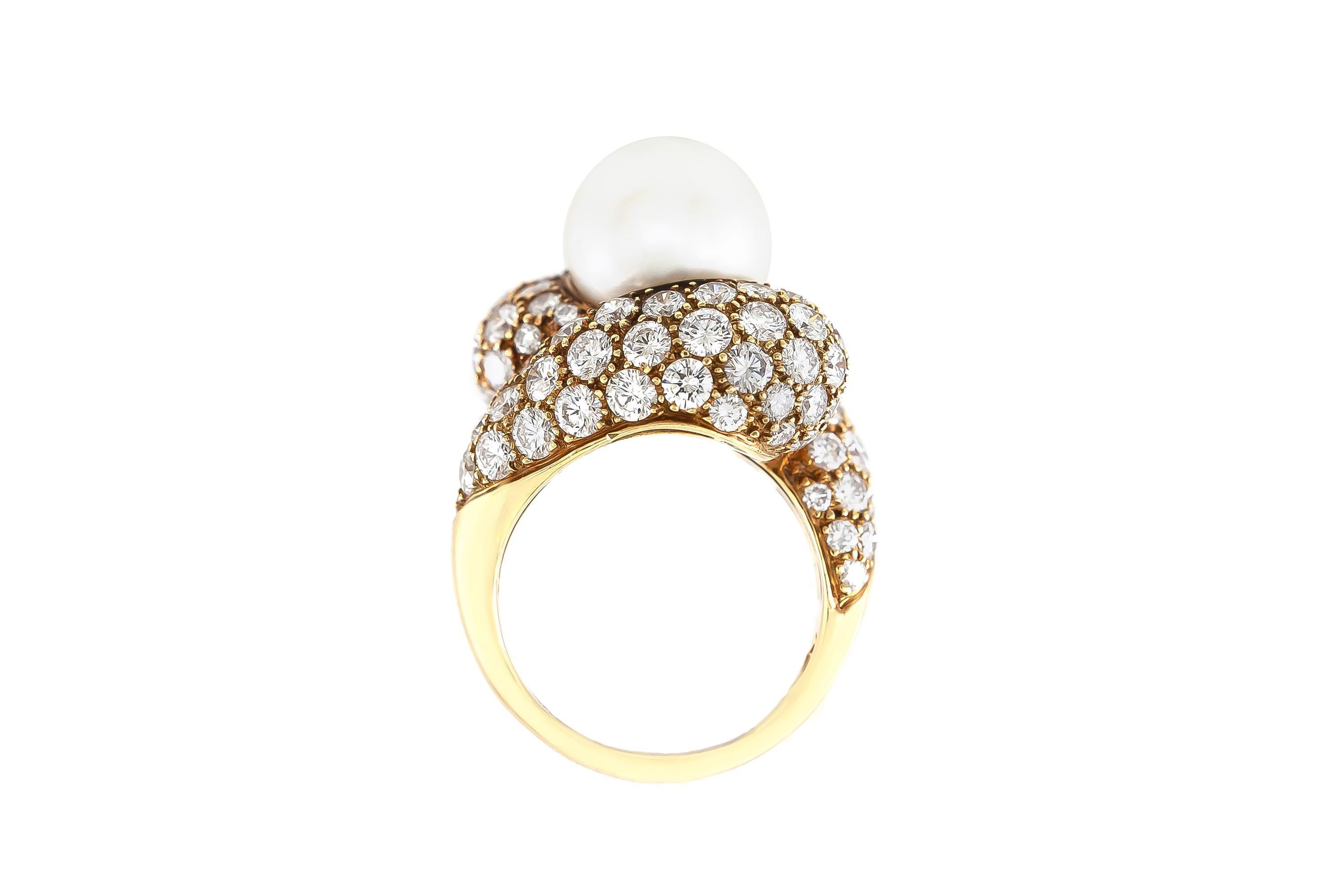 Taglio rotondo Anello di perle dei mari del sud con diamanti, vintage anni '80 in vendita