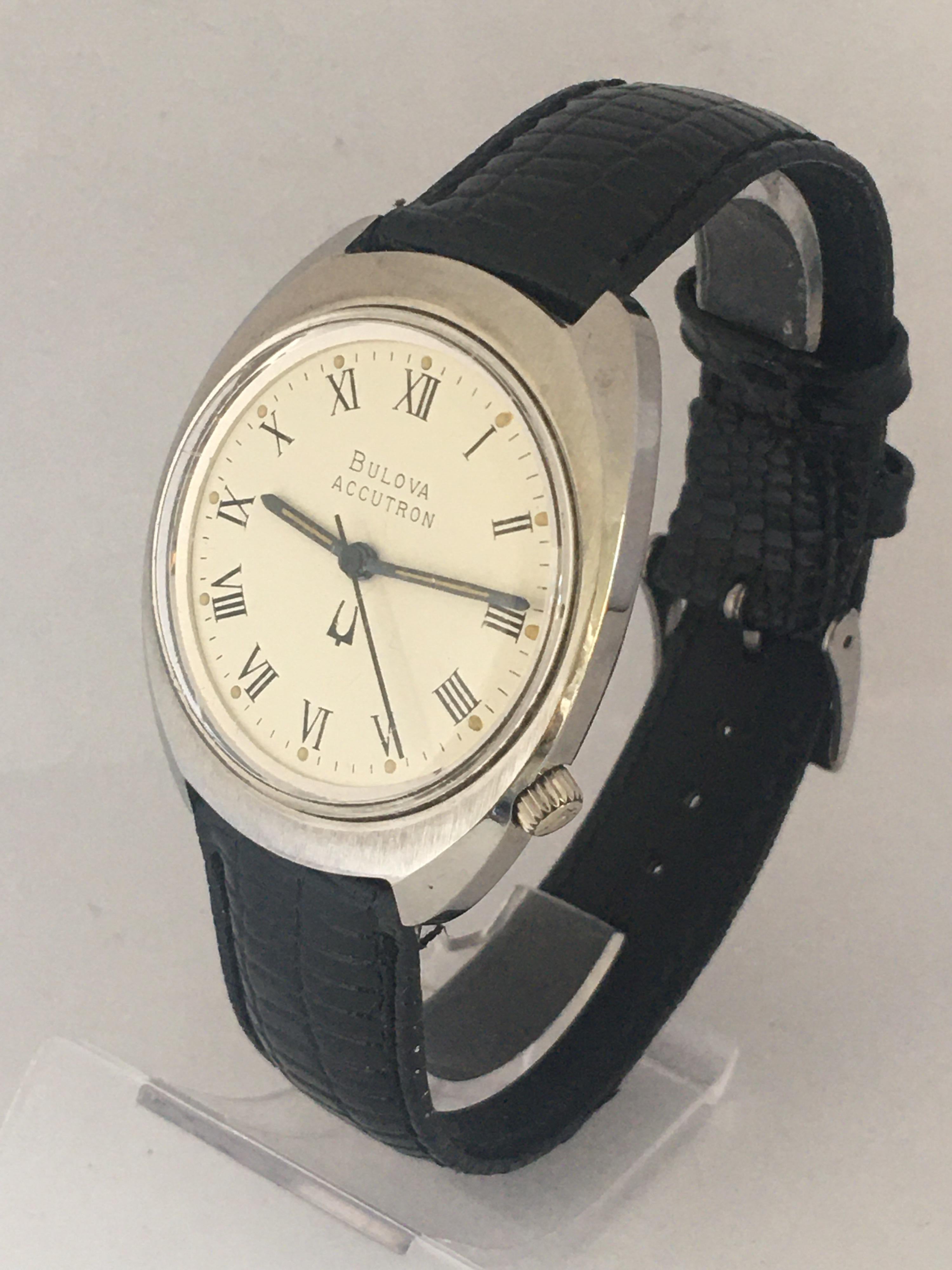 This beautiful pre-owned battery operated vintage watch is in very good working condition and it runs well.  It measured 42mm(lug to lug) long and 35mm wide.Please study the images carefully as form part of the description 
