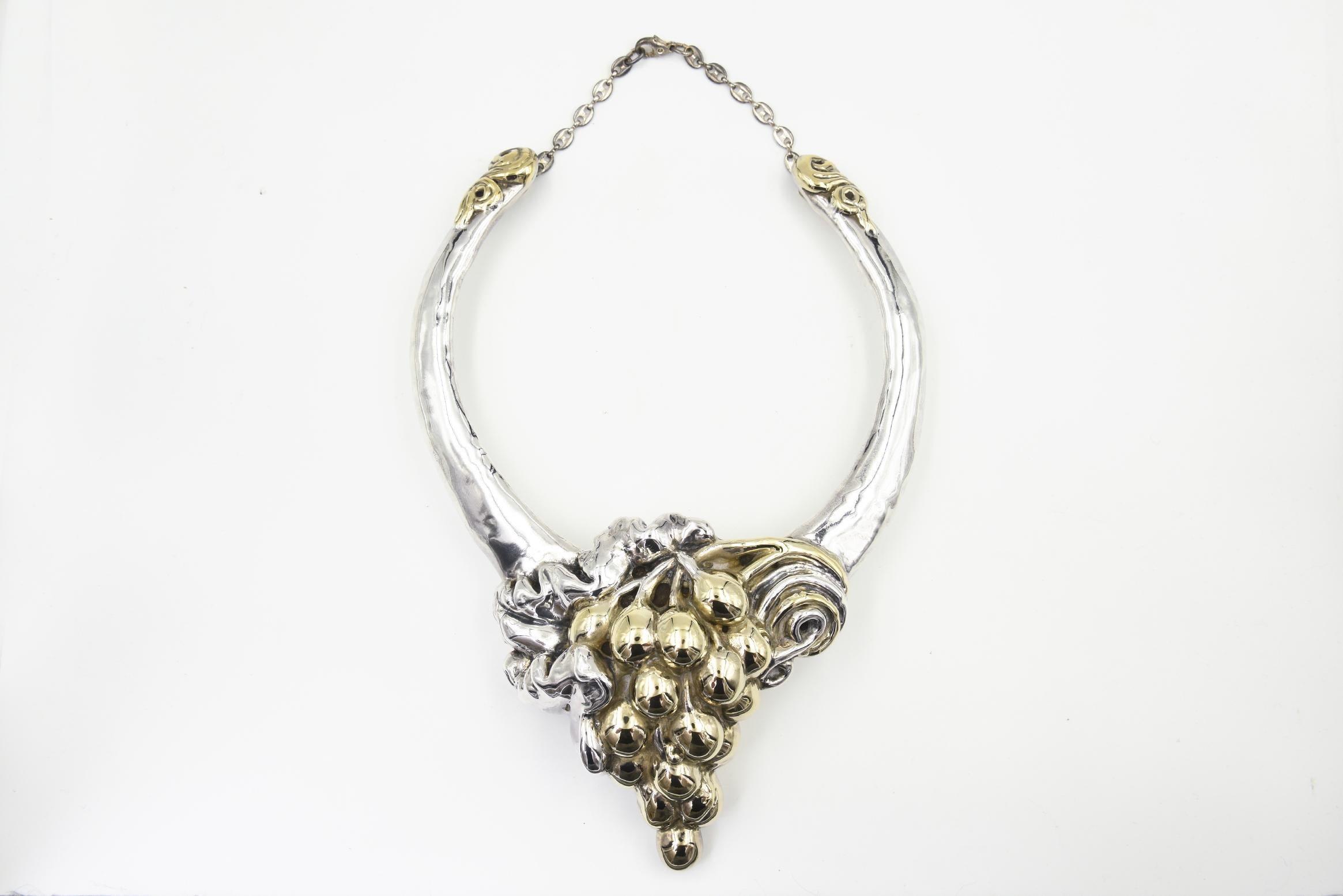 Vintage 1980s Sterling Silver Bib Necklace With Structural Grape Design In condizioni buone in vendita a Miami Beach, FL