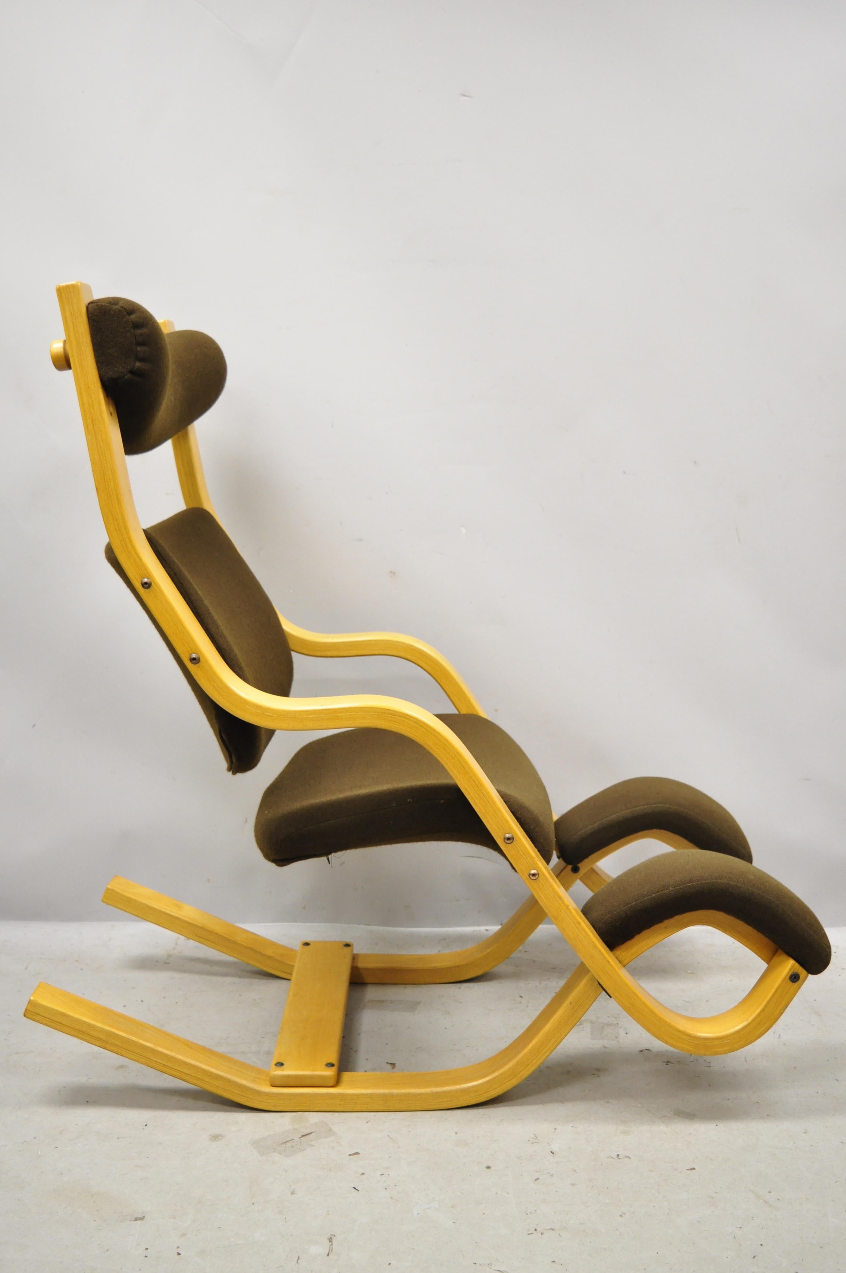 Vintage 1980s Stokke Varier Zero Gravity Balance Balans bentwood lounge chair. Item features adjustable headrest, bentwood frame, brown fabric, very nice vintage item, sleek sculptural form, circa mid-late 20th century. Measurements: 47