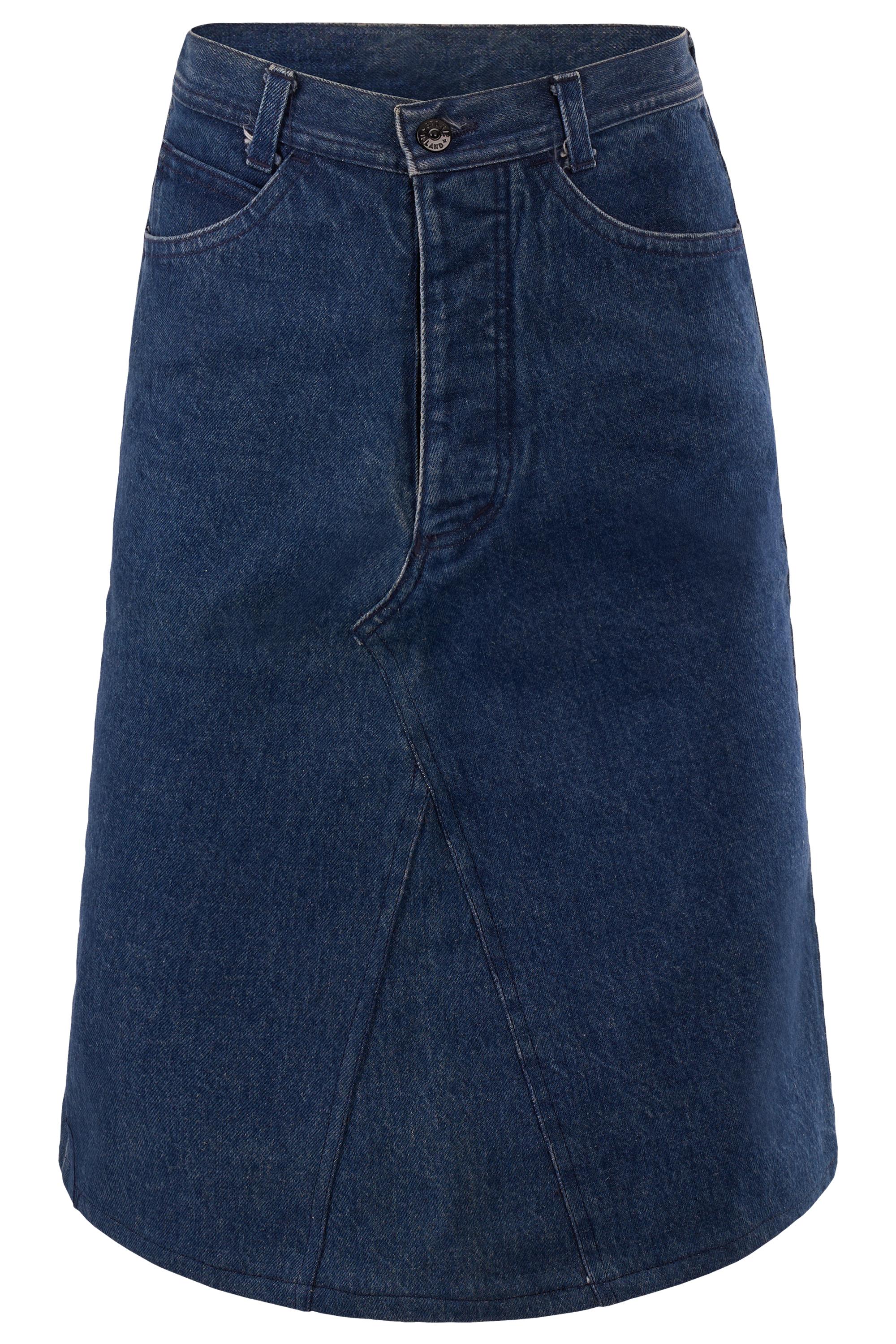 Falda vaquera Stone Island vintage reelaborada de los años 80.  Presenta un resistente tejido vaquero índigo y una silueta en forma de A, que le dan un toque moderno al tiempo que conservan su autenticidad vintage. Dos bolsillos laterales delanteros