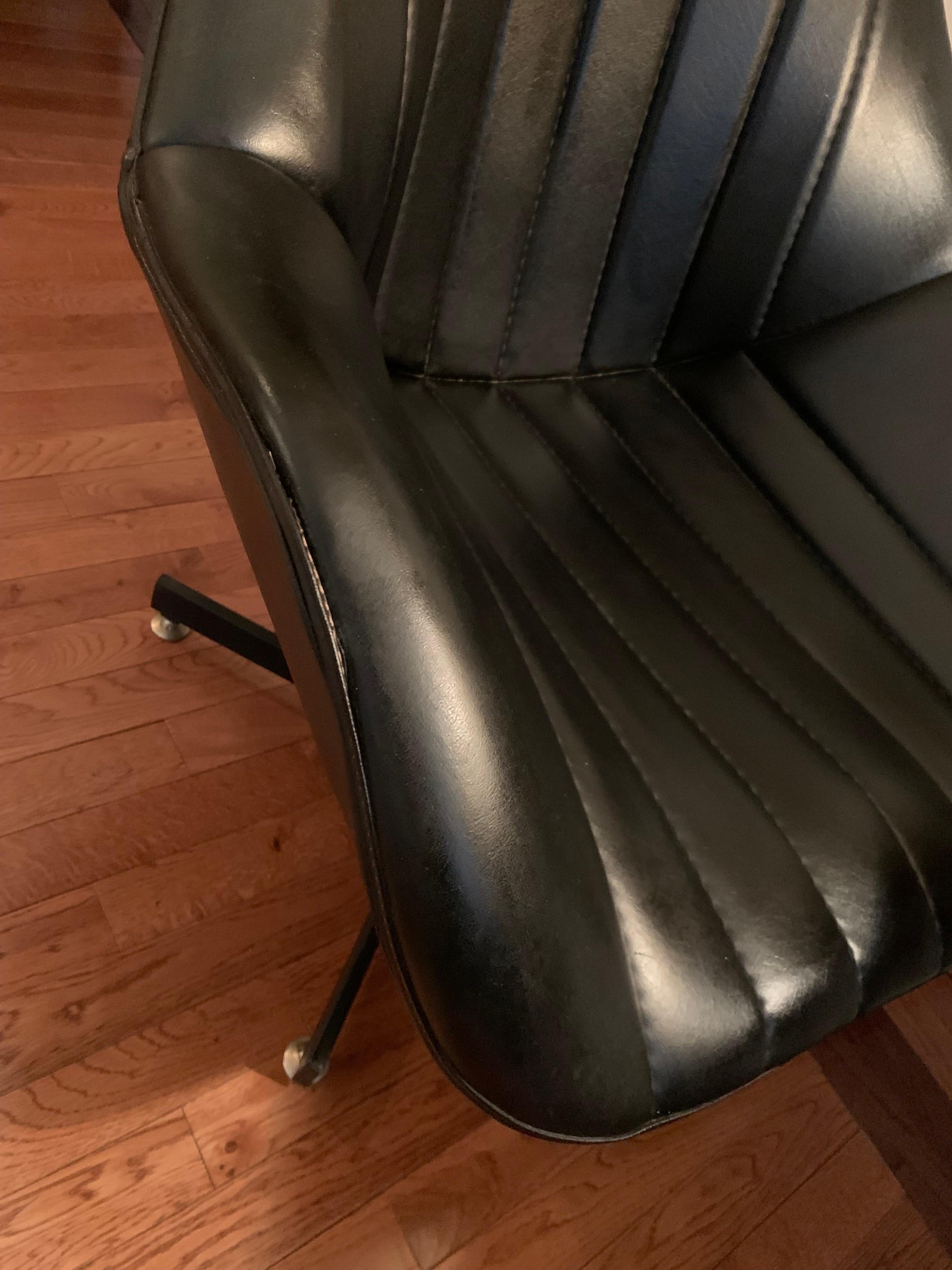 Vintage 1980's Swivel Bucket Lounge Chair For Sale 1