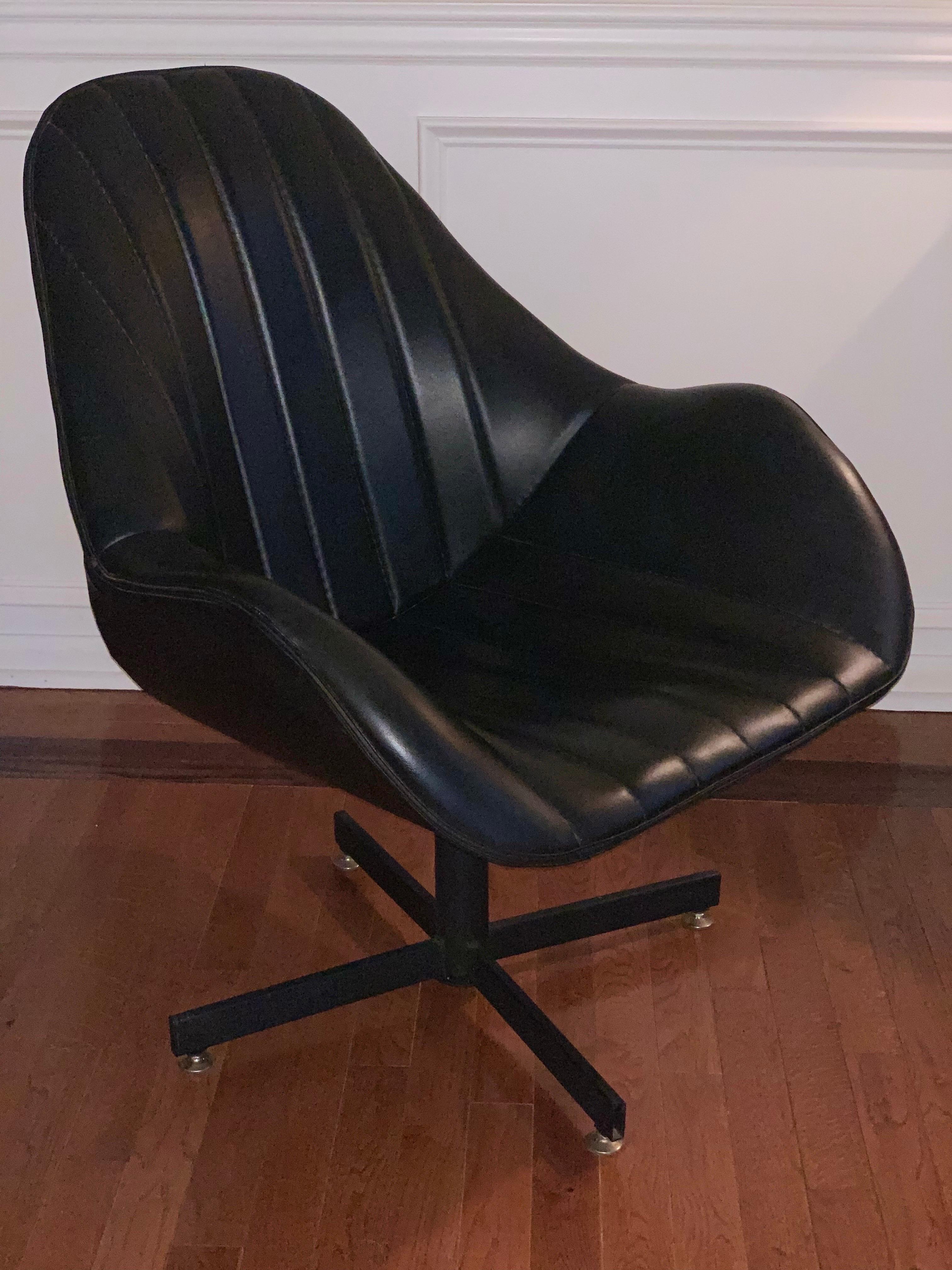 Vintage 1980's Swivel Bucket Lounge Chair For Sale 2