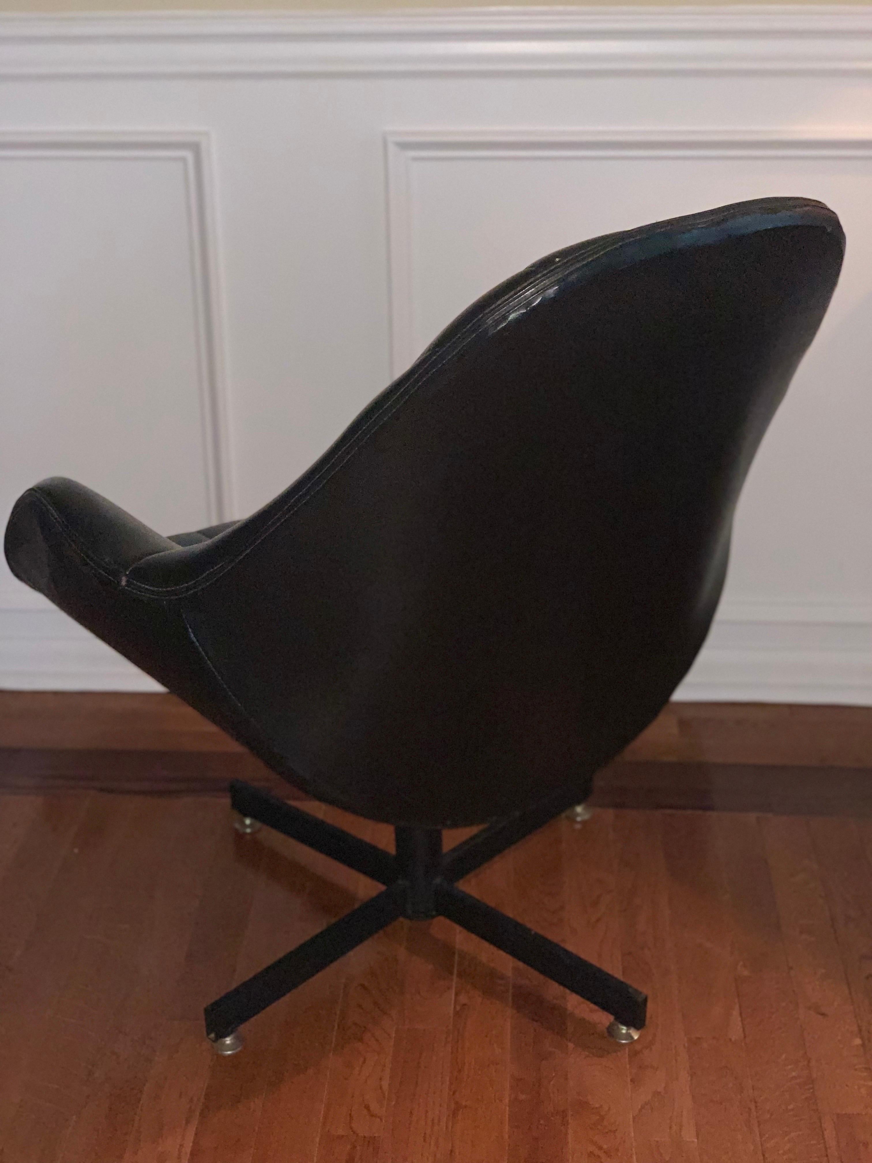 Mid-Century Modern Vintage 1980's Swivel Bucket Lounge Chair For Sale