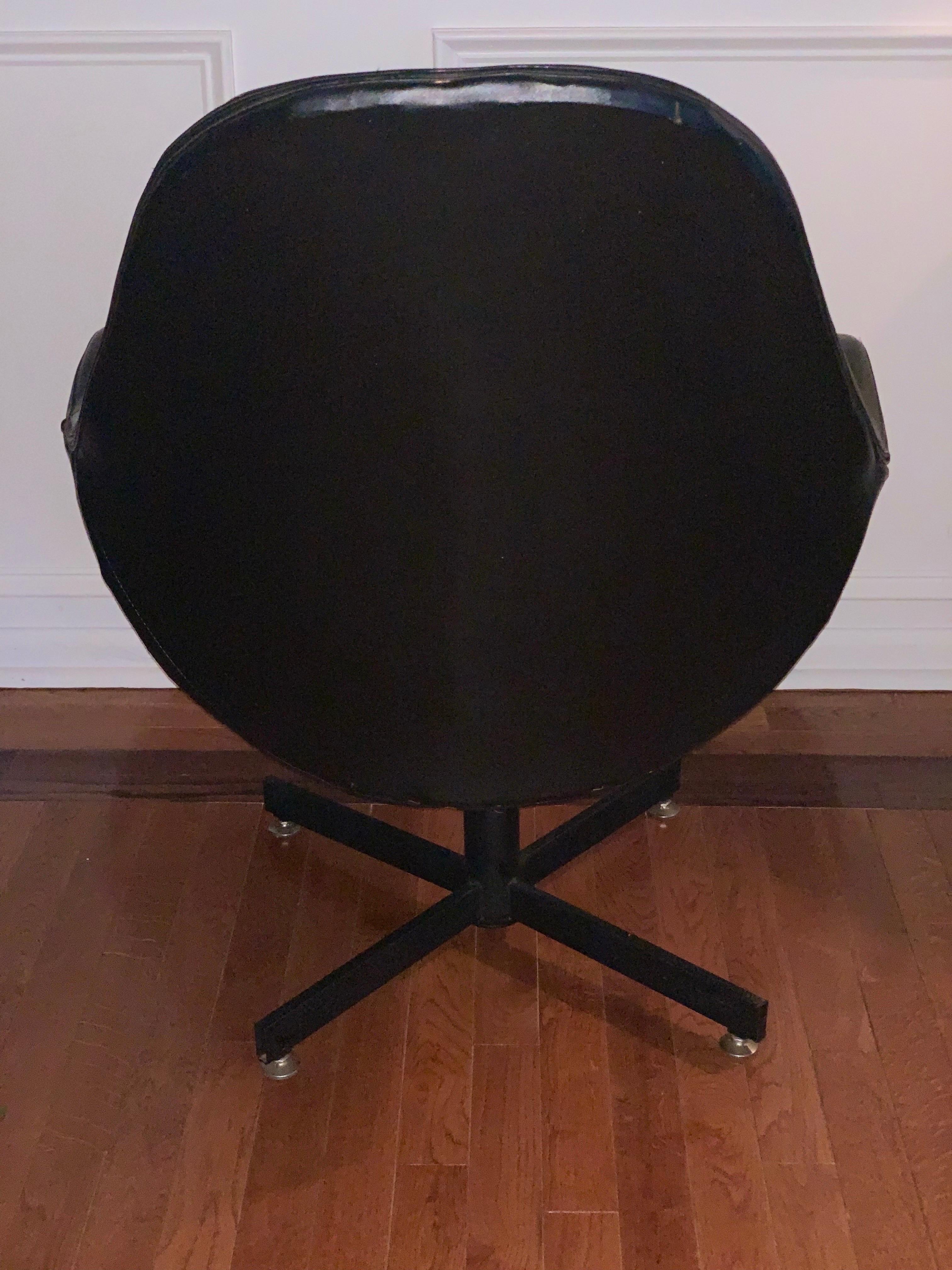 Unknown Vintage 1980's Swivel Bucket Lounge Chair For Sale