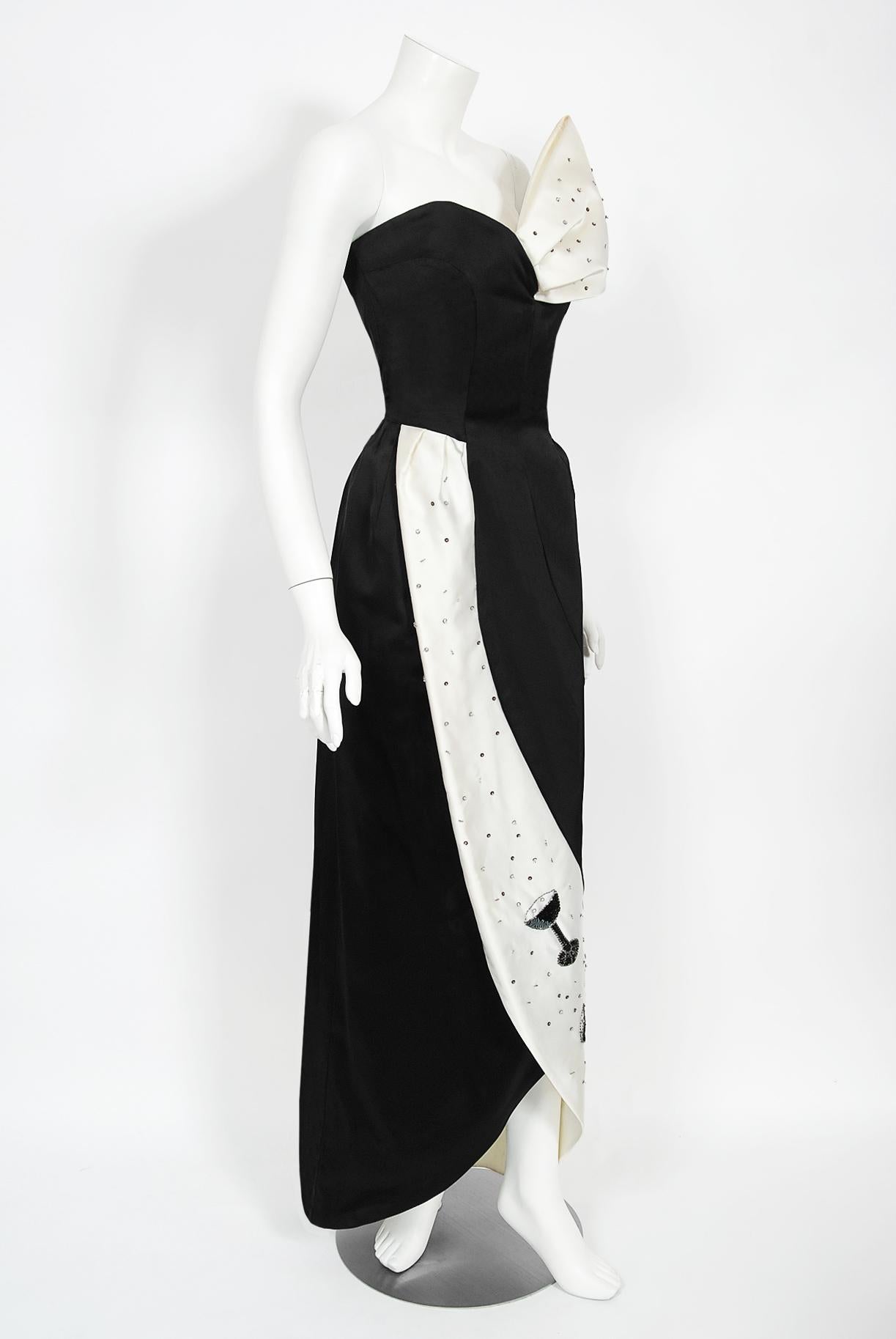 Robe de soirée vintage Paris Couture des années 1980, noire et blanche avec lunettes de champagne fantaisie en vente 6