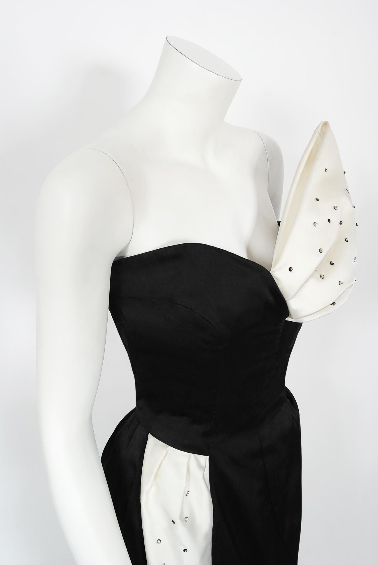 Robe de soirée vintage Paris Couture des années 1980, noire et blanche avec lunettes de champagne fantaisie en vente 7