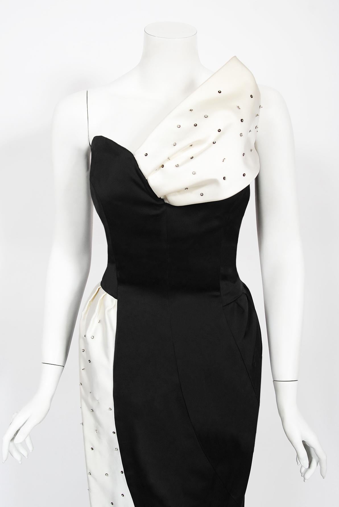 Robe de soirée vintage Paris Couture des années 1980, noire et blanche avec lunettes de champagne fantaisie Bon état - En vente à Beverly Hills, CA