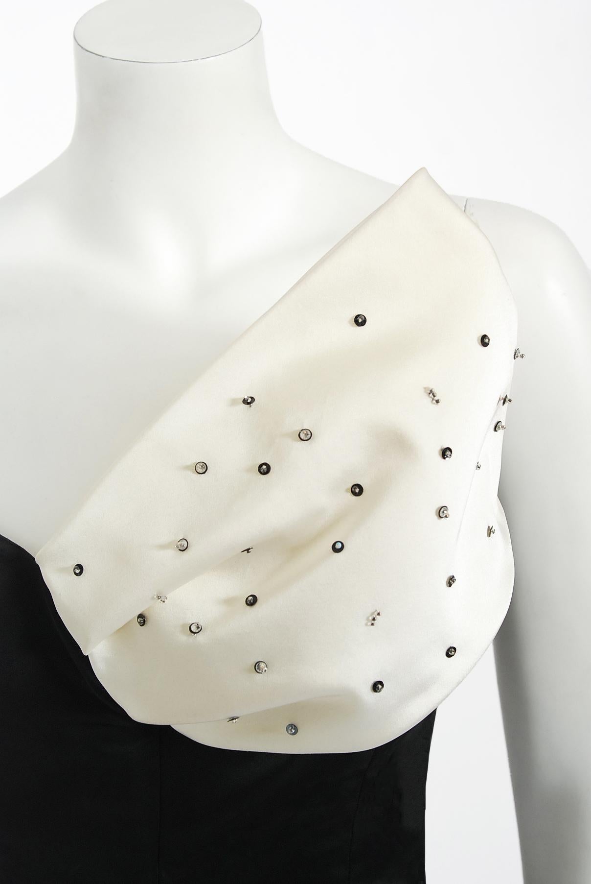 Robe de soirée vintage Paris Couture des années 1980, noire et blanche avec lunettes de champagne fantaisie Pour femmes en vente