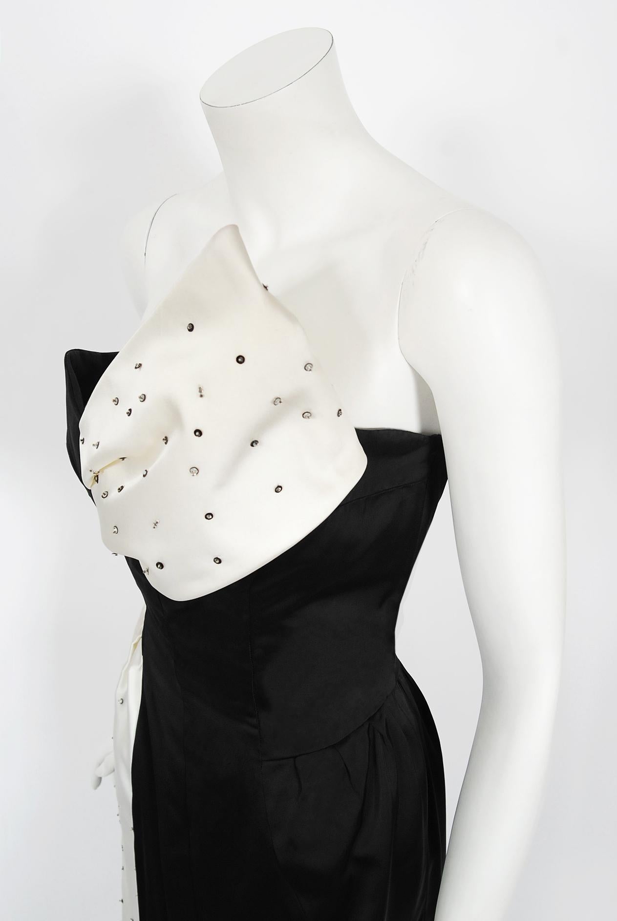 Robe de soirée vintage Paris Couture des années 1980, noire et blanche avec lunettes de champagne fantaisie en vente 2