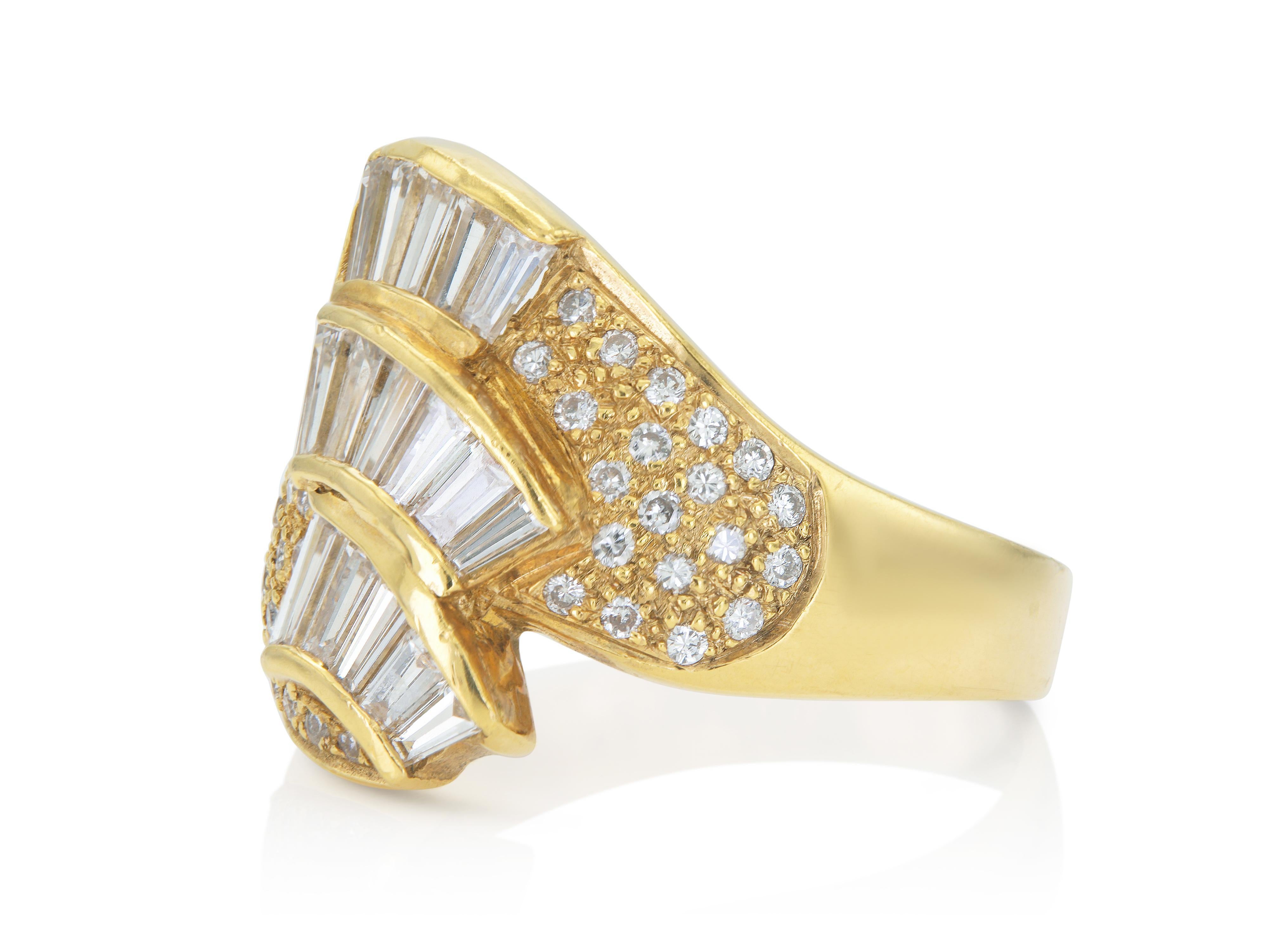 Finemente realizzato in oro giallo 18 carati con diamanti a taglio Baguette e Brillante per un totale di circa 1,30 carati.
Circa anni '80
Taglia 7 3/4, ridimensionabile