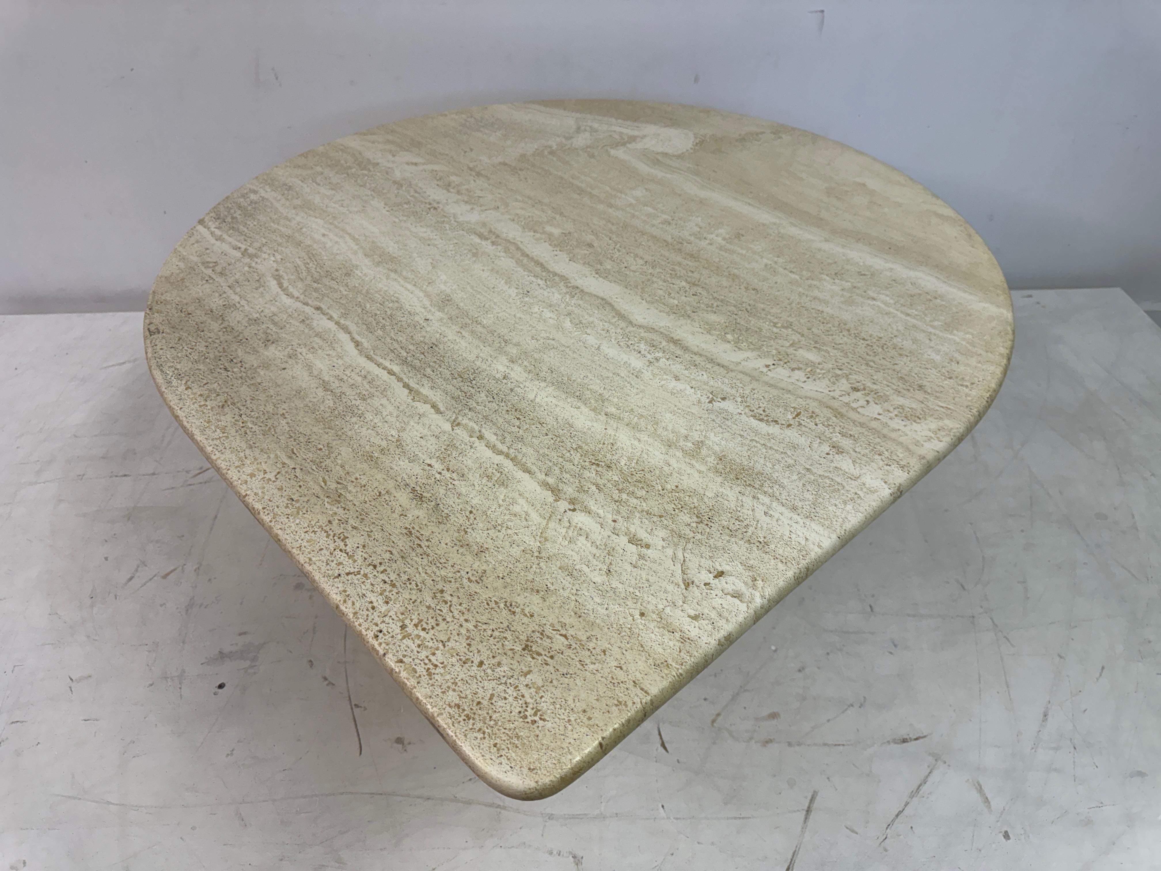 Table basse en travertin vintage des années 1980 en forme de larmes en vente 3