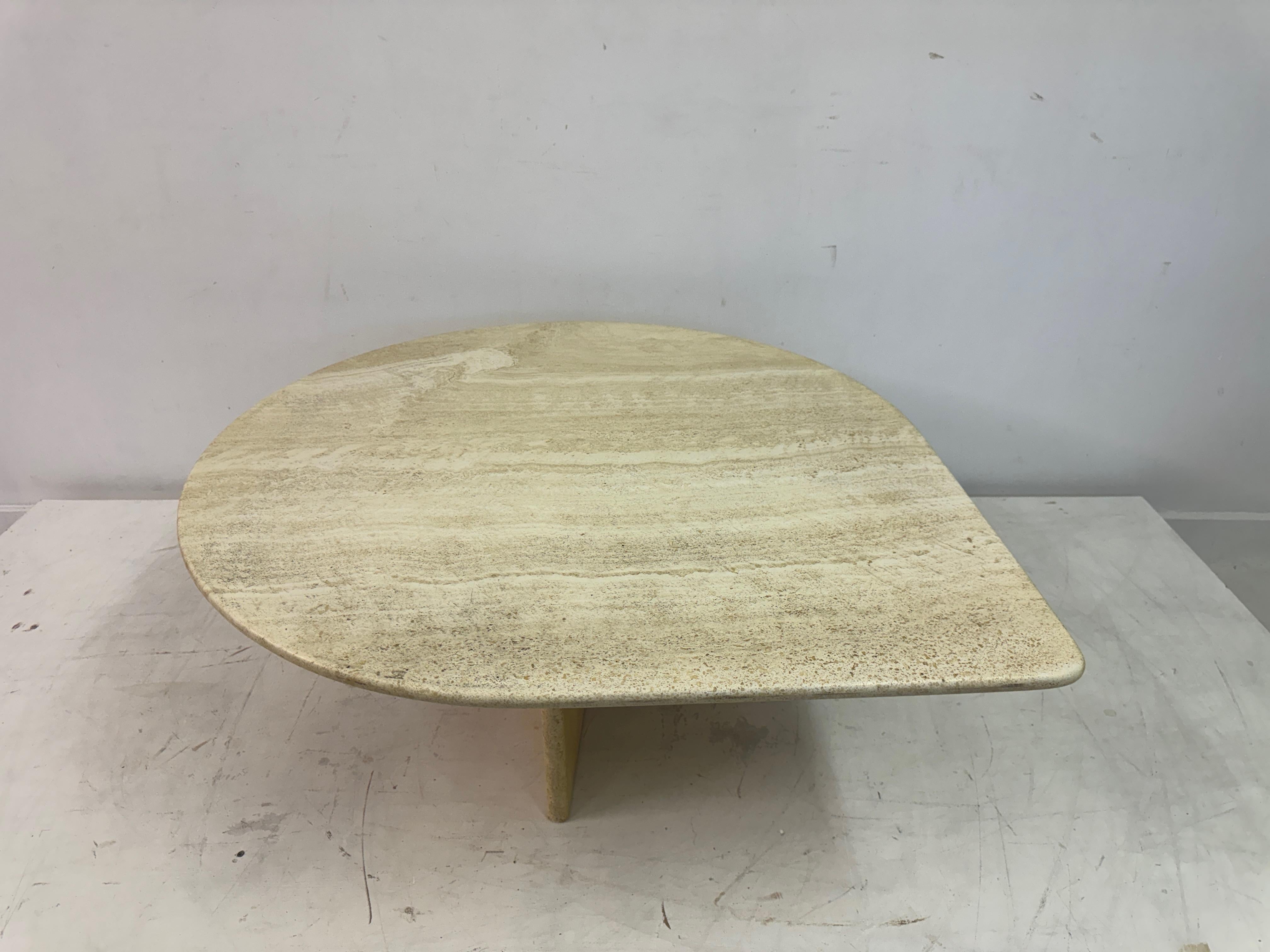 Table basse en travertin vintage des années 1980 en forme de larmes en vente 4