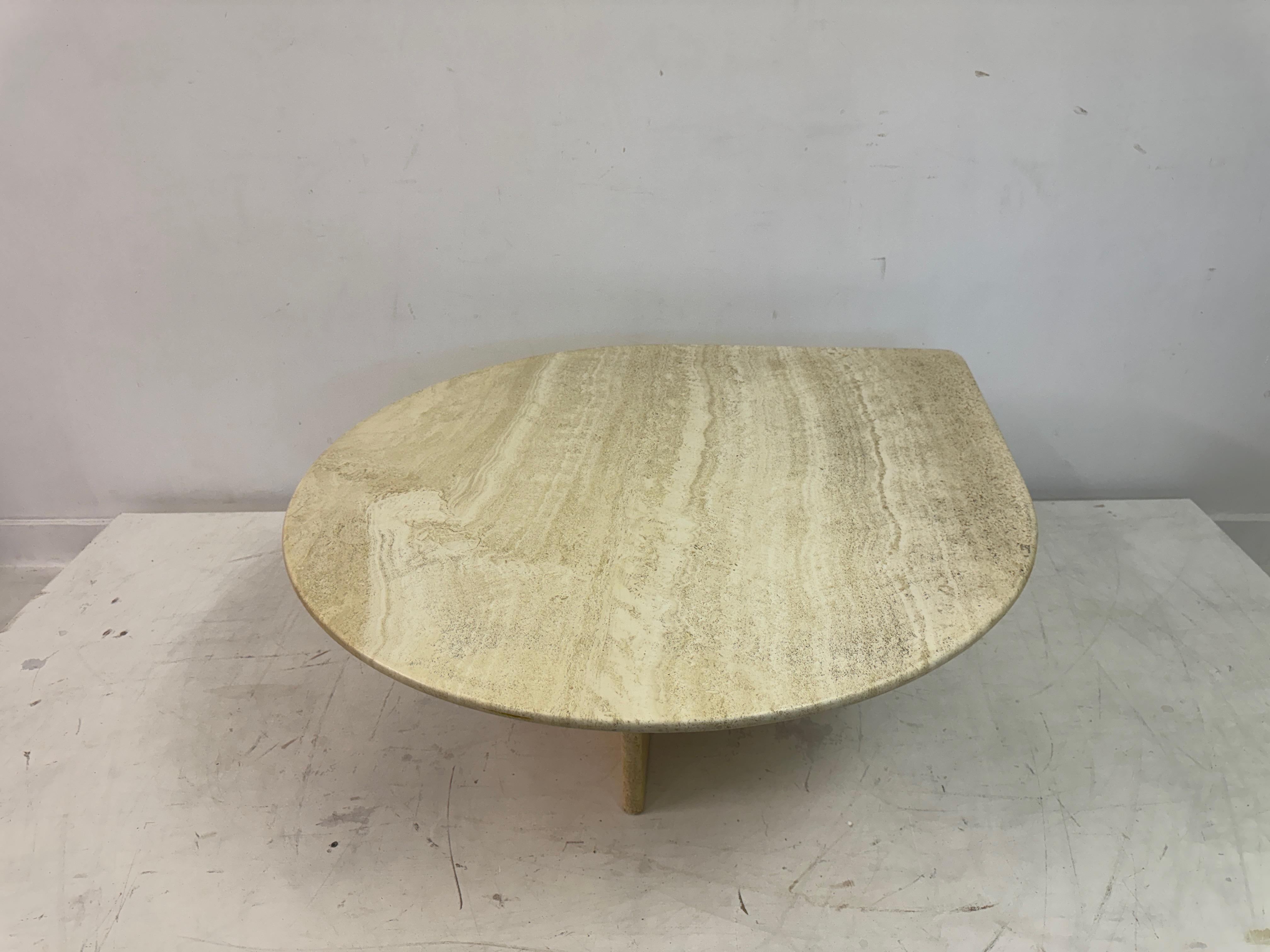 Table basse en travertin vintage des années 1980 en forme de larmes en vente 8