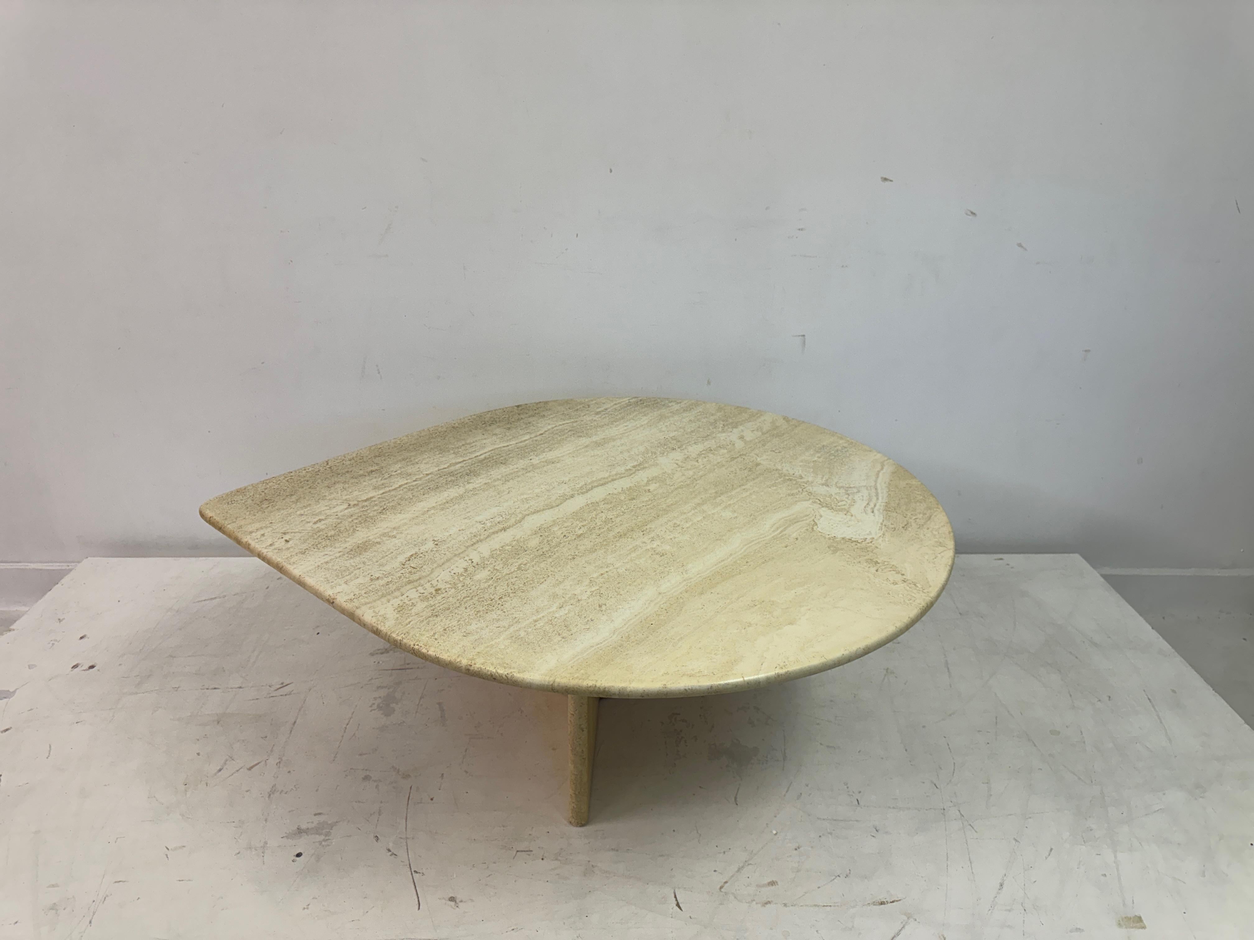 Mid-Century Modern Table basse en travertin vintage des années 1980 en forme de larmes en vente