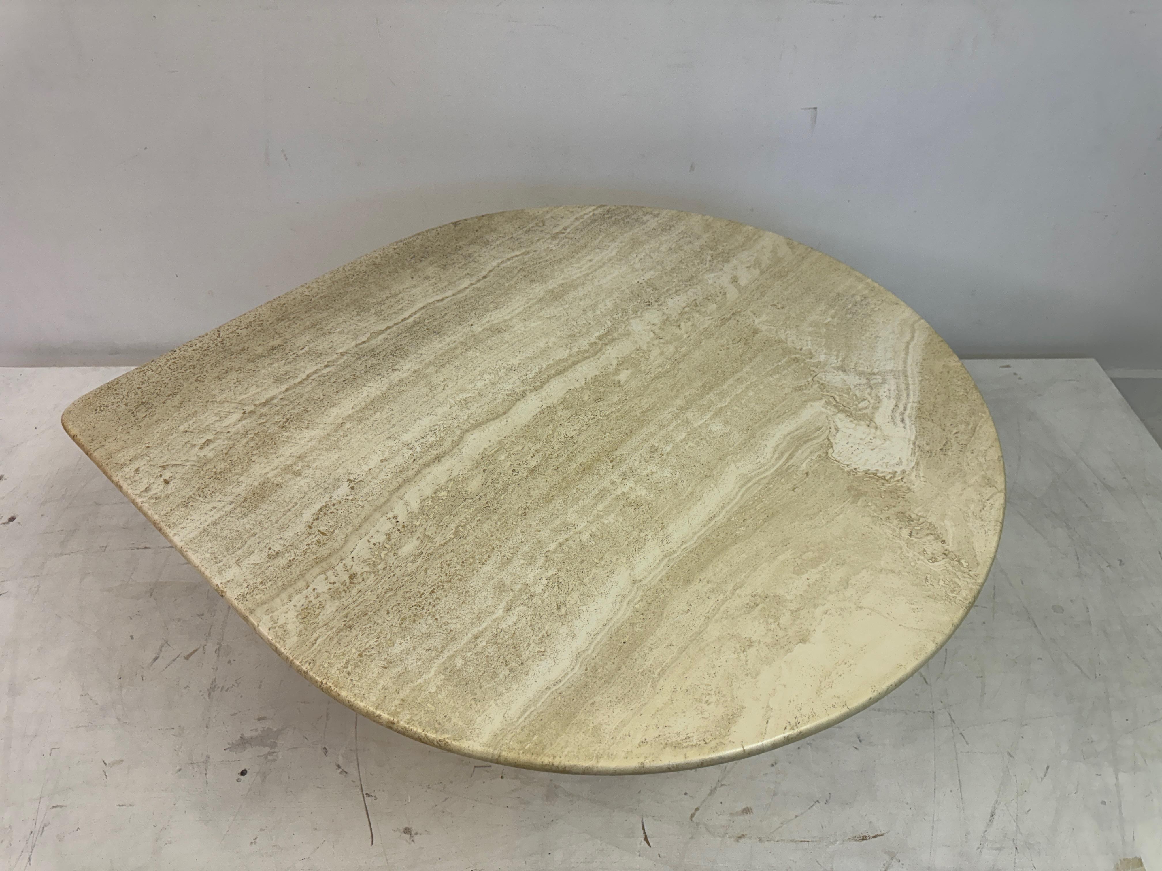 italien Table basse en travertin vintage des années 1980 en forme de larmes en vente