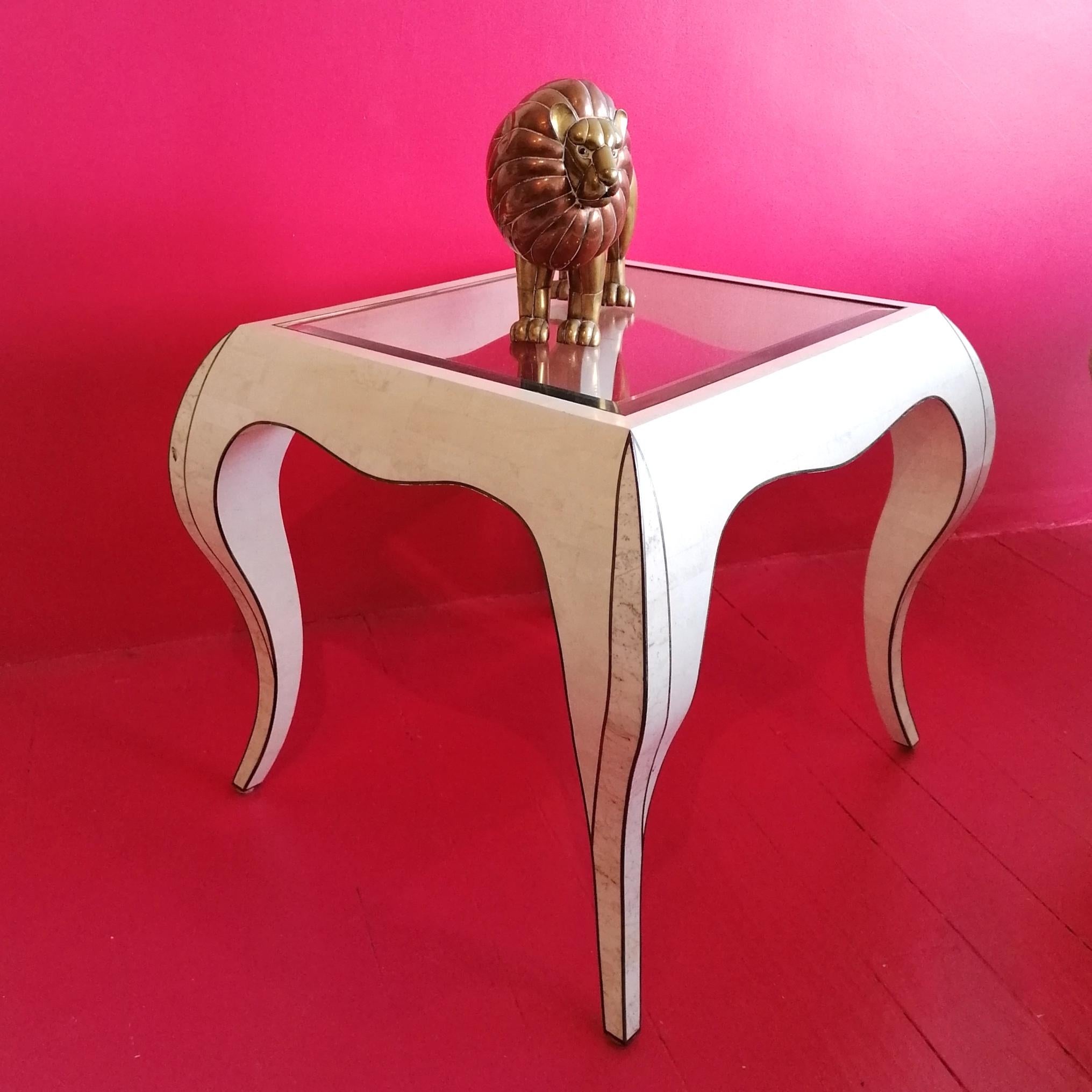 Américain Table d'appoint vintage des années 1980 en pierre tessellée et laiton, style Maitland Smith en vente