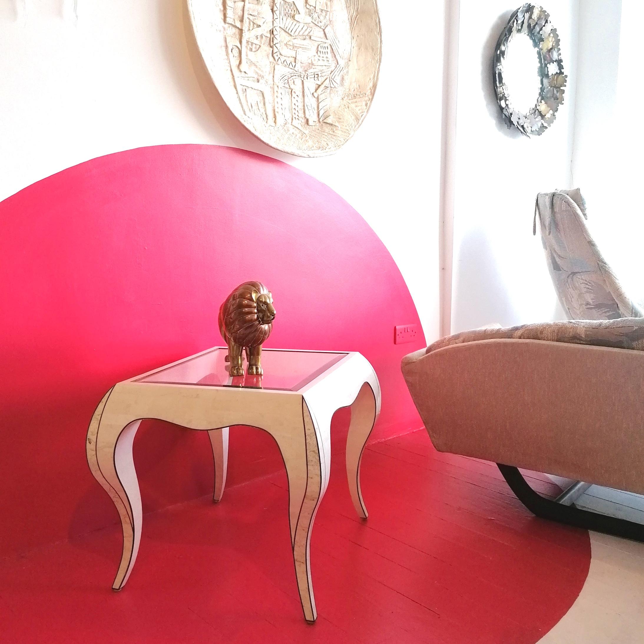 Fin du 20e siècle Table d'appoint vintage des années 1980 en pierre tessellée et laiton, style Maitland Smith en vente