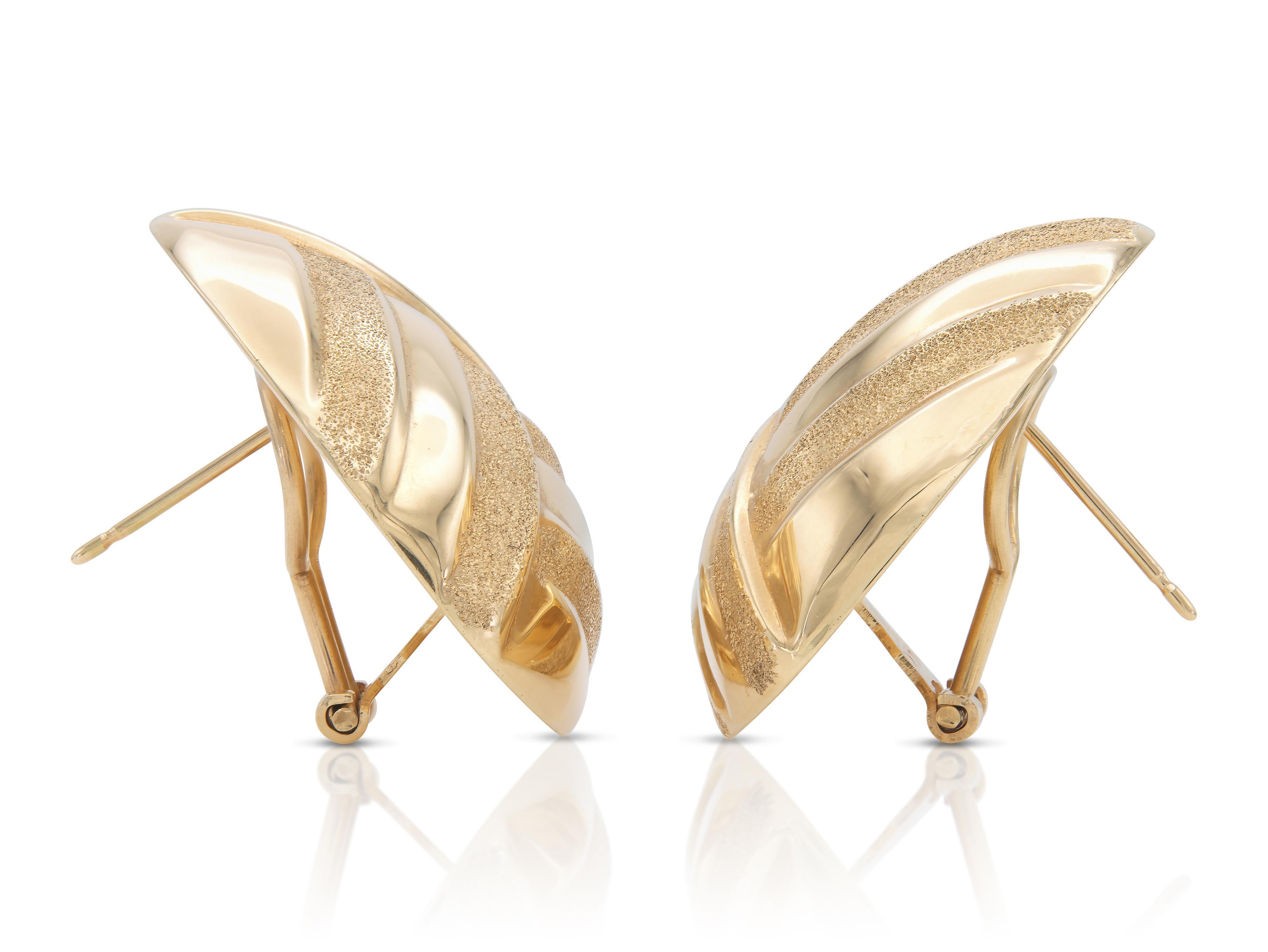 Vintage 1980s Textured and Polished Gold Earrings In Good Condition For Sale In New York, NY