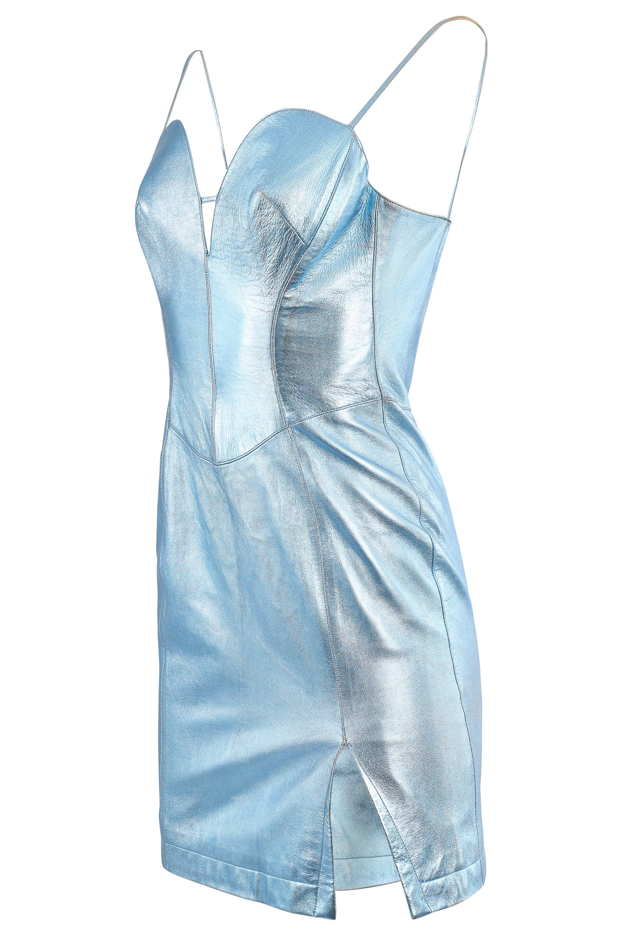 Vintage 1980's Thierry Mugler couture mini robe en cuir bleu métallisé. Le corps est en cuir bleu métallisé. Fines bretelles en cuir, fente sur le côté gauche, détails de corset plongeant. Se ferme par une fermeture à glissière et un crochet