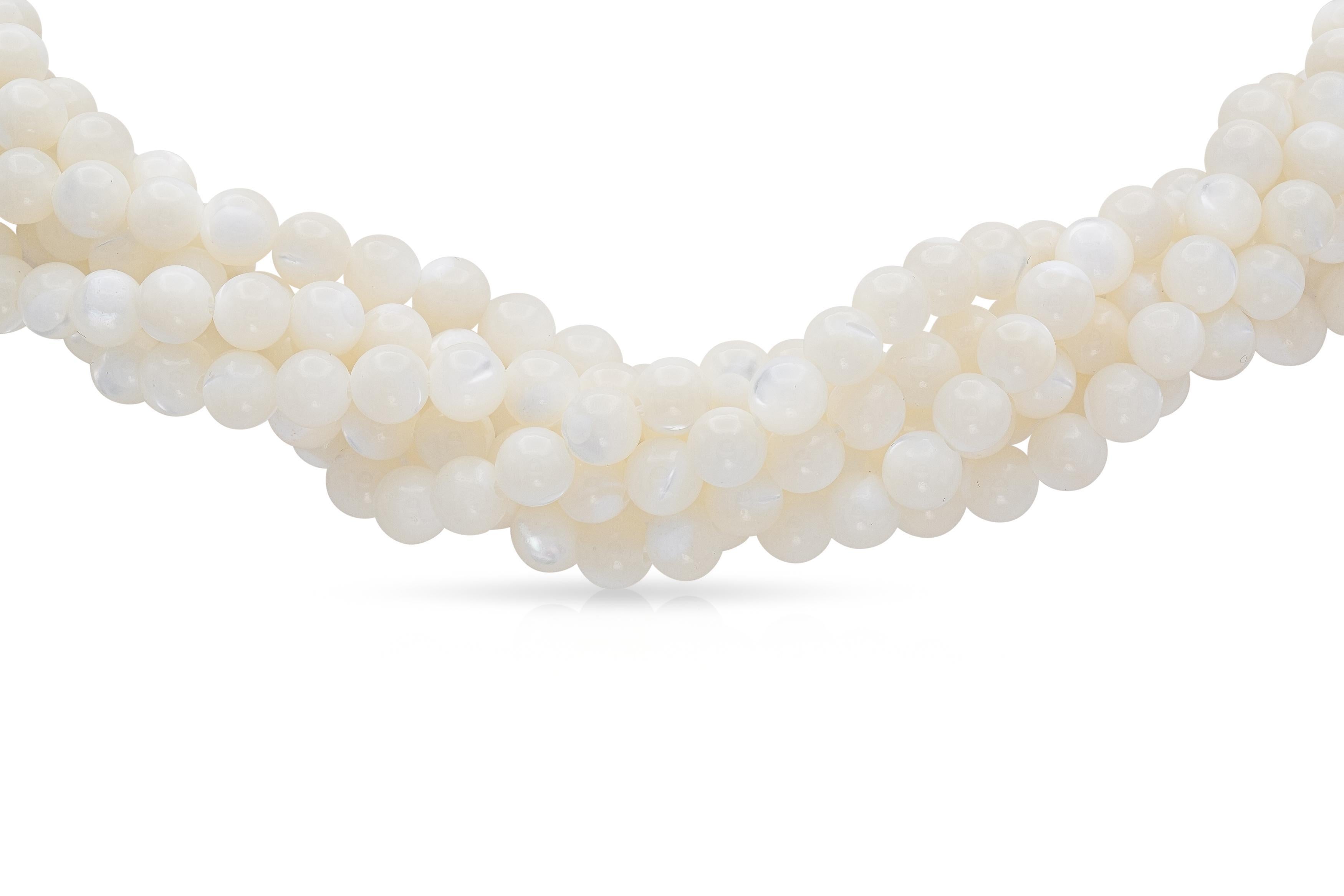 Finement confectionné en perles de nacre avec un fermoir en nacre et or jaune 18 carats.
Signé par Angela Cummings pour Tiffany & Co.
Circa 1980
16 pouces de long
