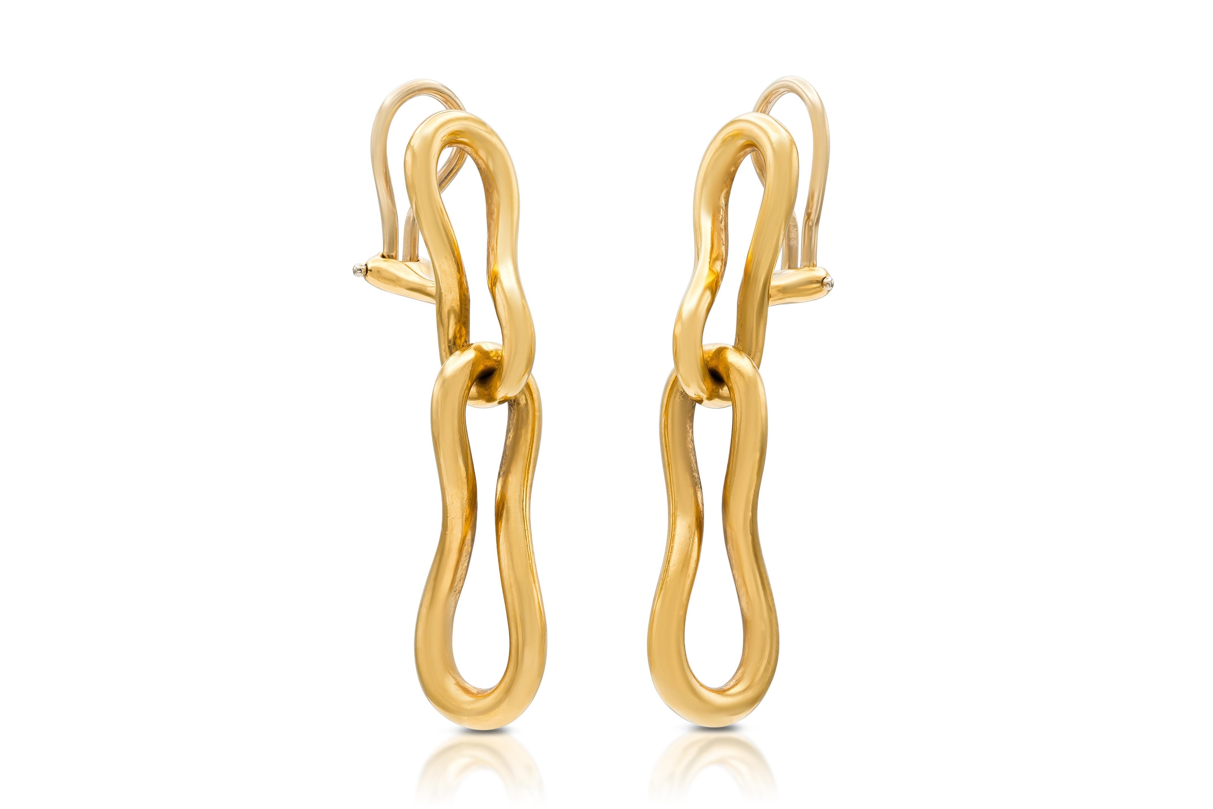 Fein ausgearbeitet in 18k Gelbgold.
Signiert von Angela Cummings für Tiffany & Co.
Ca. 1981
1 3/4 x 3/8 Zoll