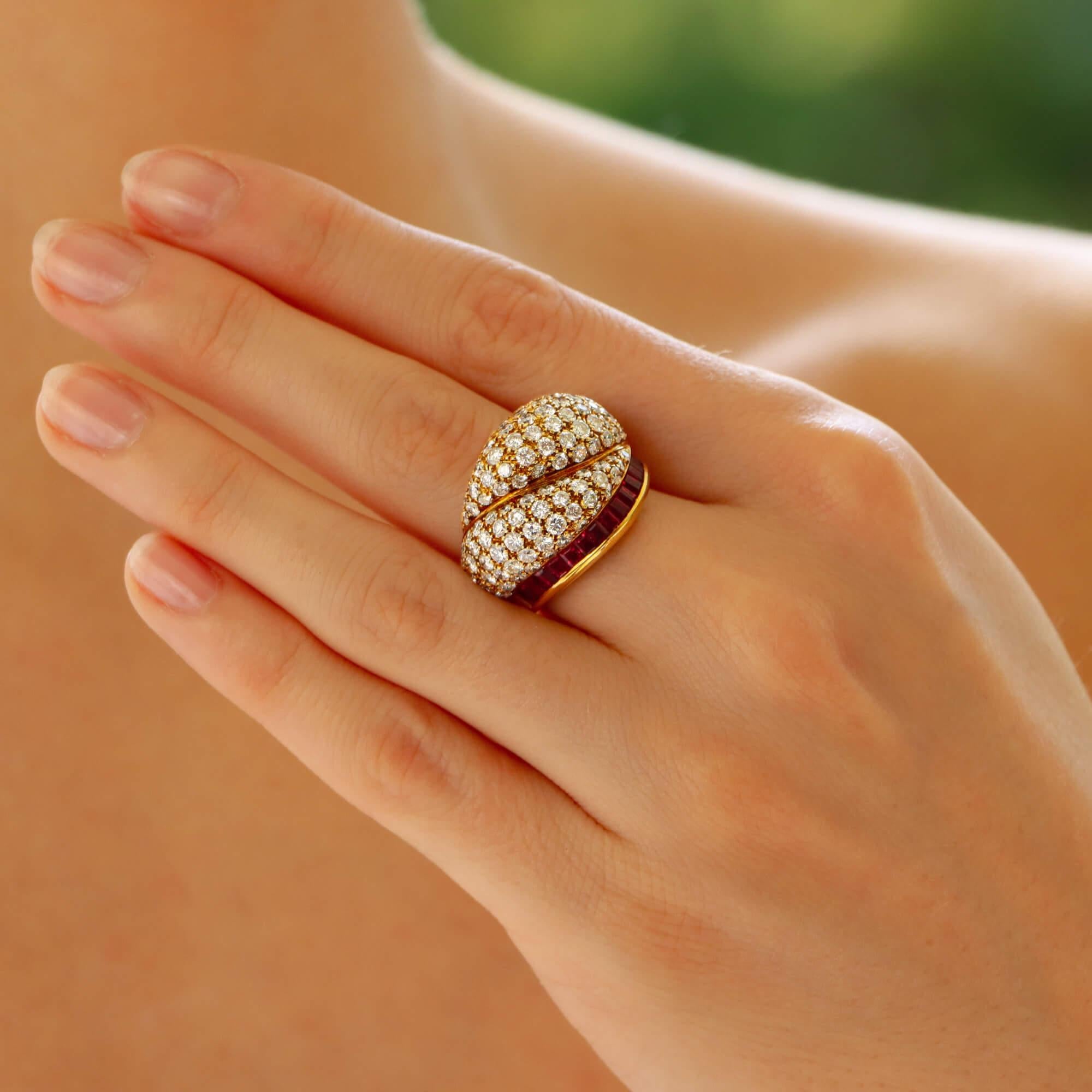 Ein extrem auffälliger Vintage Tiffany & Co. Diamant und Rubin Bombé Ring in 18k Gelbgold gesetzt.

Dieses wunderschöne Schmuckstück besteht hauptsächlich aus zwei Bombé-Motiven, die vollständig mit ca. 113 runden Diamanten im Brillantschliff