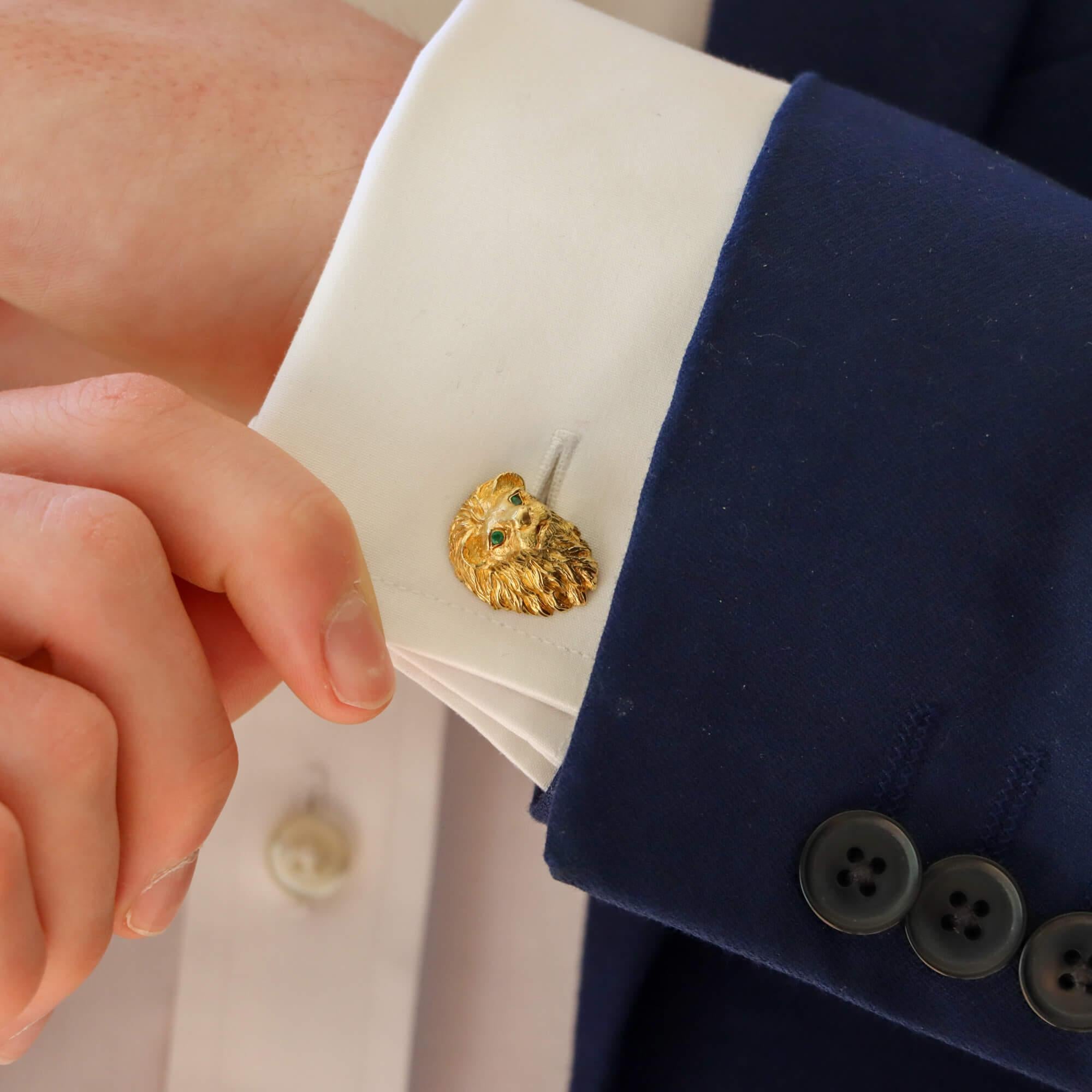 Une très belle paire de boutons de manchette vintage de Tiffany & Co. à tête de lion en émeraude, sertis en or jaune 18 carats. 

Chaque bouton de manchette représente une tête de lion mâle, réalisée et détaillée de manière experte en or jaune