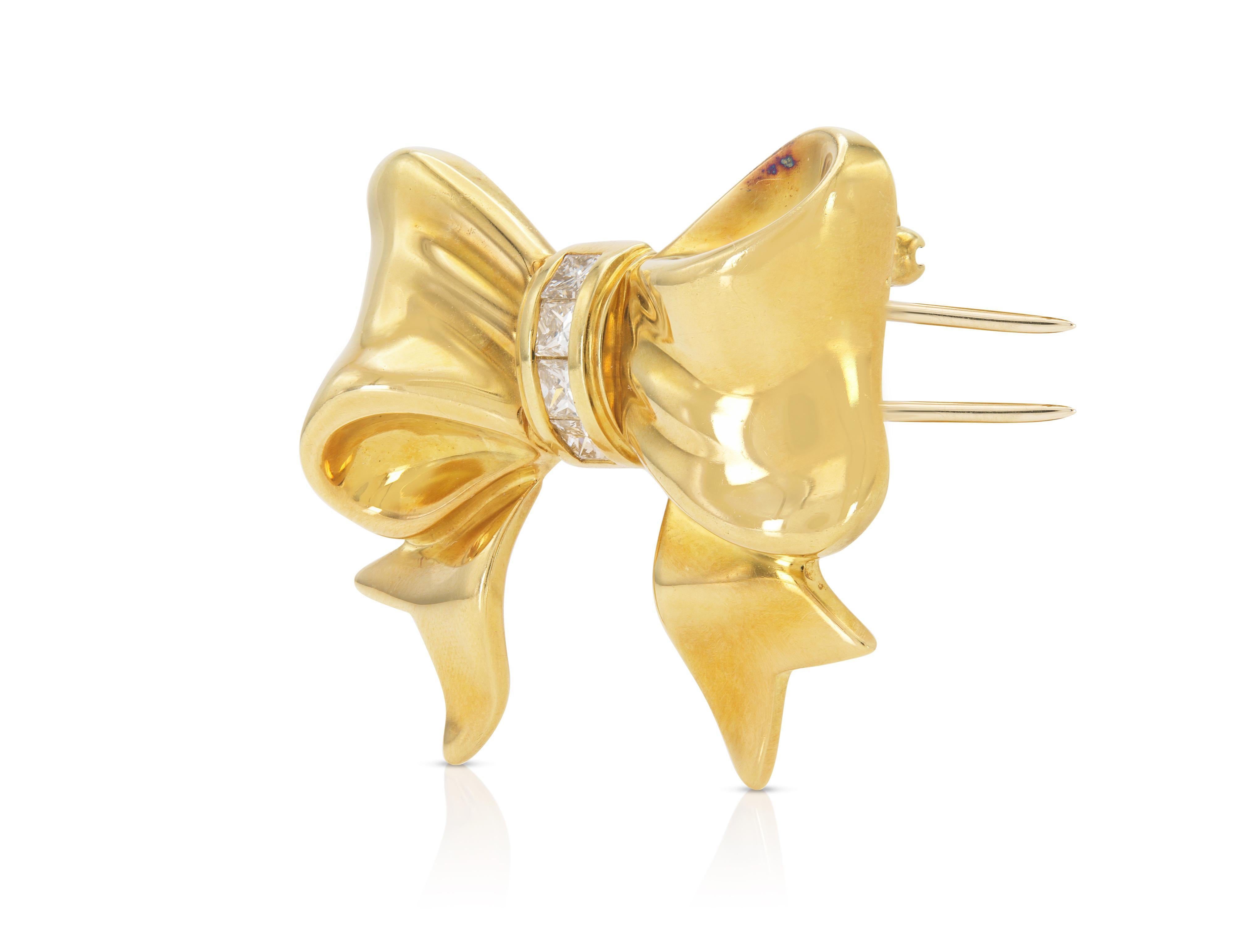Fein gearbeitet in 18 Karat Gelbgold mit Diamanten im Princess-Schliff mit einem Gesamtgewicht von etwa 0,40 Karat.
Signiert von Tiffany & Co.
Circa 1980er Jahre
1 1/2 x 1 1/4 Zoll