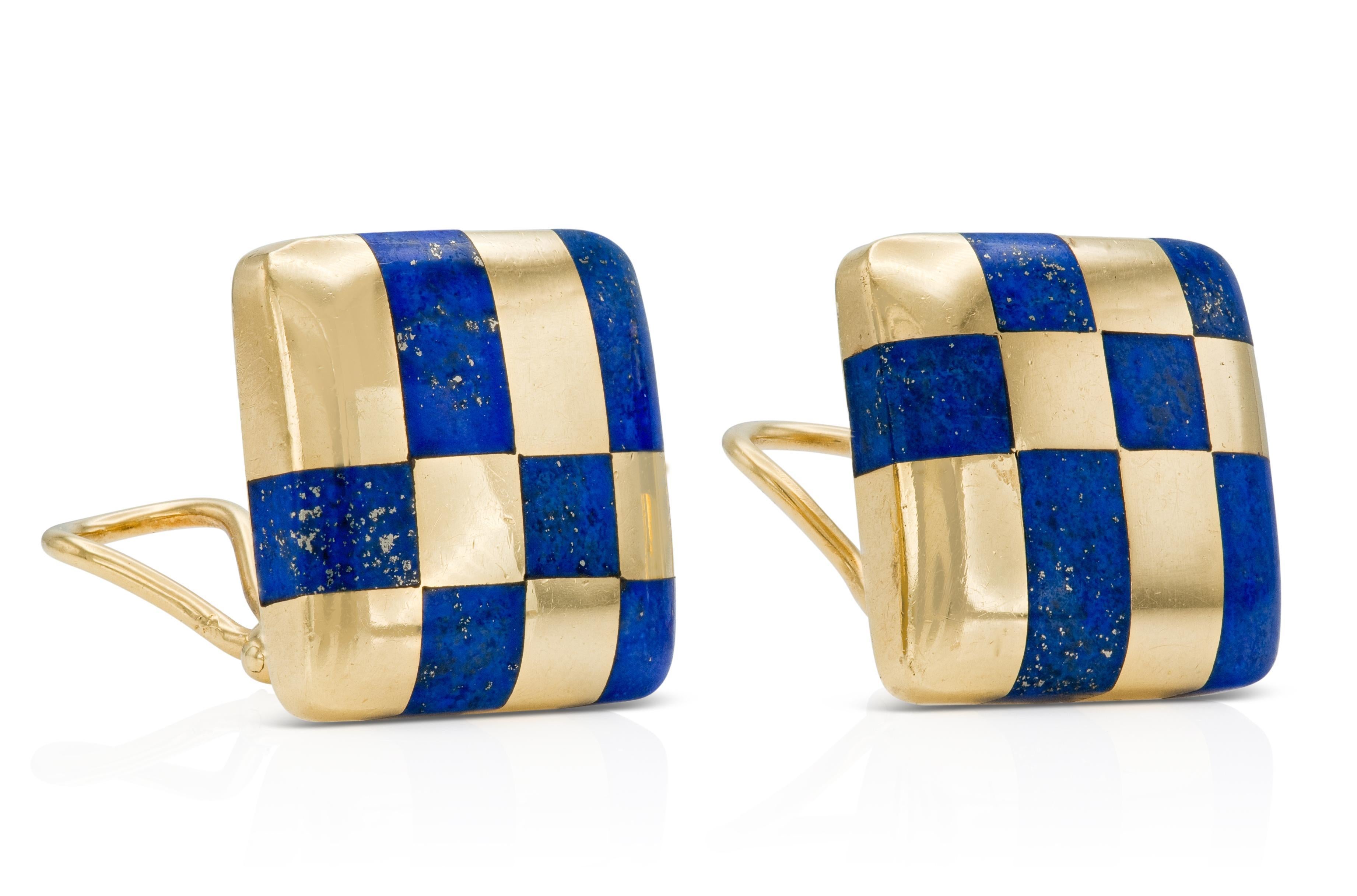 Fein gearbeitet aus 18k Gelbgold mit Lapislazuli.
Signiert von Tiffany & Co.
Ca. 1982
3/4 x 3/4 Zoll