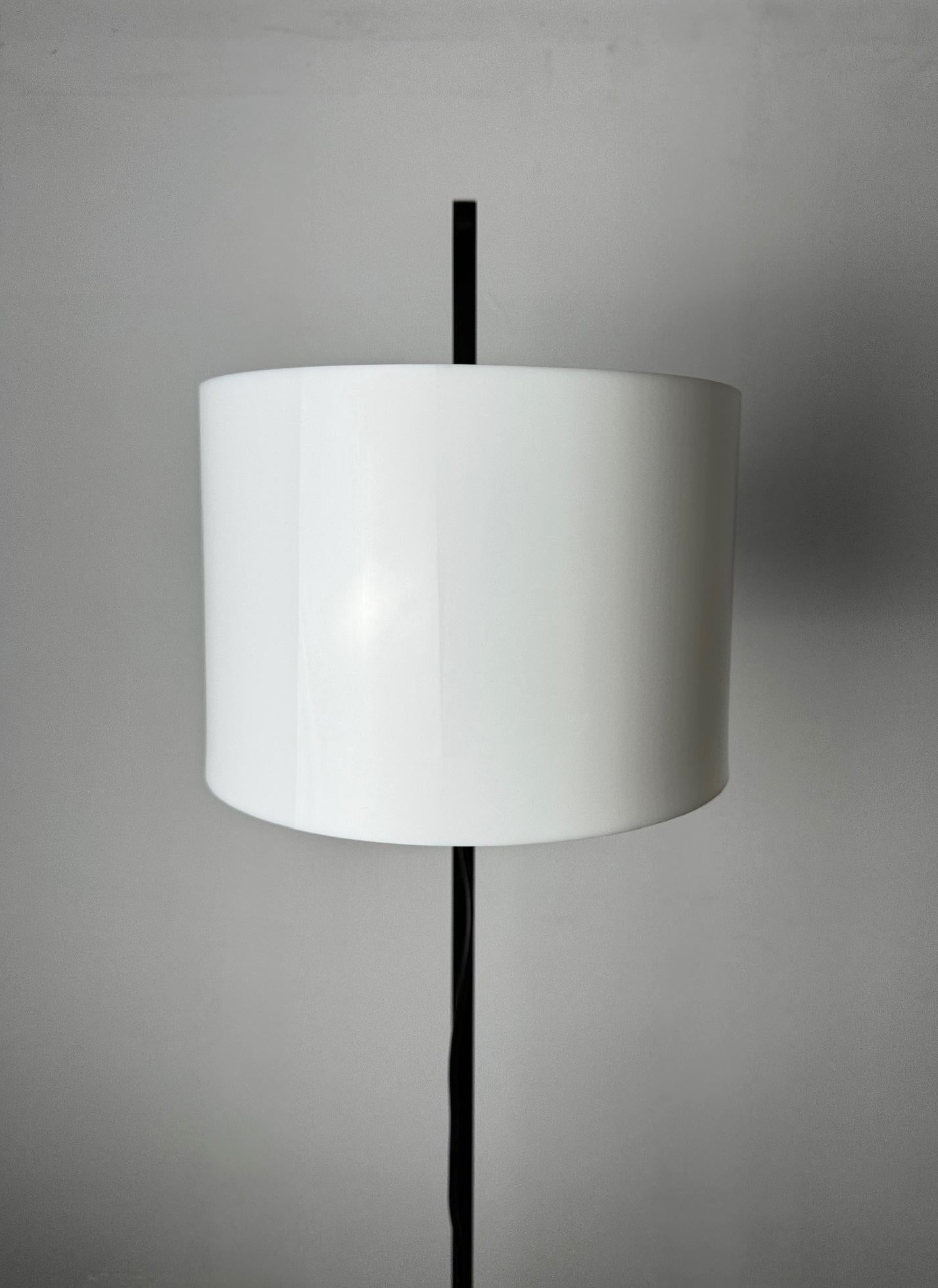 Lámpara de pie TMC vintage de los años 80 reedición de Miguel Milá para Barcelona Design (BD) 6