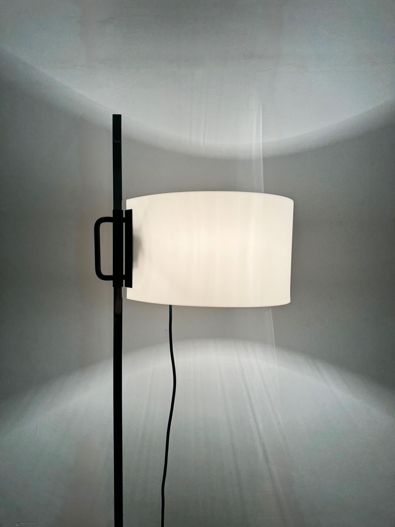 Lámpara de pie TMC vintage de los años 80 reedición de Miguel Milá para Barcelona Design (BD) finales del siglo XX