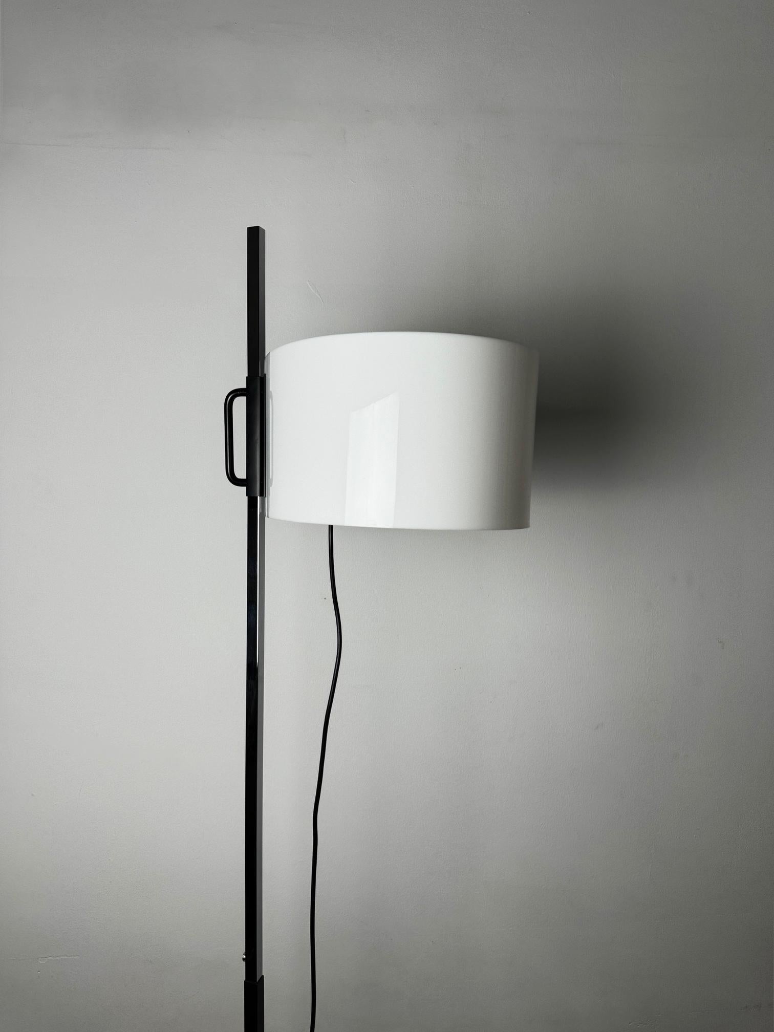 Lámpara de pie TMC vintage de los años 80 reedición de Miguel Milá para Barcelona Design (BD) 1